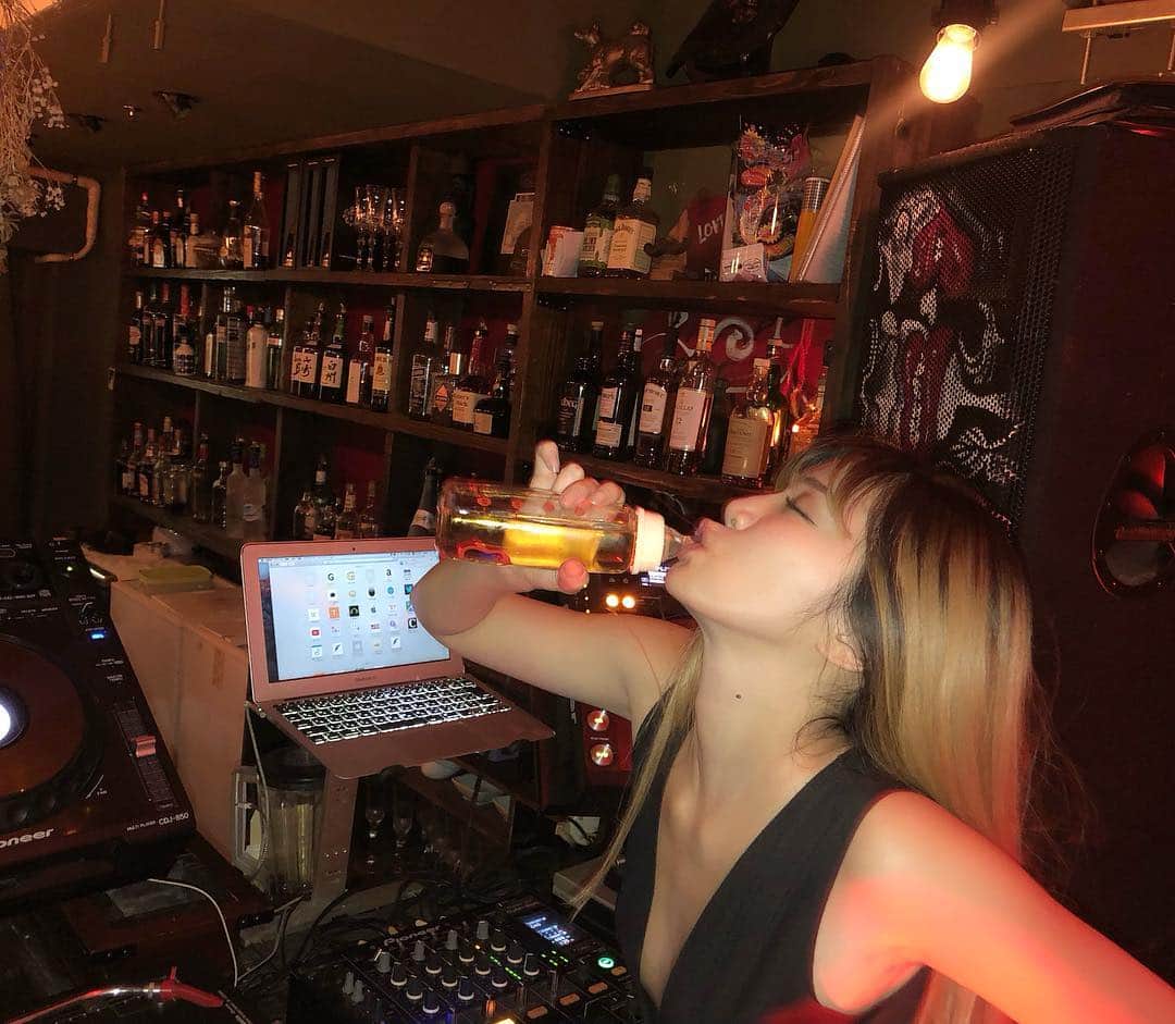 DJ mariennuさんのインスタグラム写真 - (DJ mariennuInstagram)「𝓓𝓡𝓤𝓝𝓚𝓑𝓐𝓑𝓨🍼 ・ ・ ・ #dj #djlife #哺乳瓶 中身は #tequila #musiclife #tokyo」4月18日 13時01分 - mariennu1202
