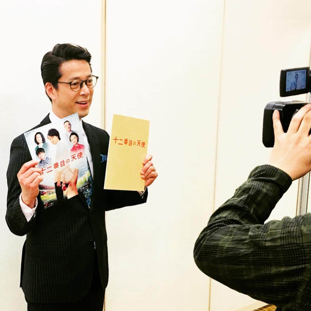 西川忠志さんのインスタグラム写真 - (西川忠志Instagram)「読売テレビ『キューン』  実は昨日までの3日間 読売テレビ『キューン』に出演させて頂いておりました。 こちらはエンタメ情報をお伝えする番組！  僕がこのインスタで『十二番目の天使』 とい作品を観劇し感想を書いた際 ミサイルマン・西代くんが読んでくれていて 西代君くんから電話がかかってきました。  僕、『キューン』という番組でMCをしてるんですが 今度『十二番目の天使』を取り上げることになりまして 忠志さんがご覧になったのをインスタで知り 是非とも観た方の生の声を視聴者の皆様にお聞かせしたく 忠志さんに番組内でお喋り頂けないかと お電話させて頂きました！と。  西代くんの仕事熱心さには頭が下がります！ 僕で宜しければ！と勿論快諾！  番組内では僕がシークレット登場でしたので お知らせできませんでしたが 『十二番目の天使』はこれから関西で上演です！ 4月26日〜29日迄！ 兵庫県西宮市にございます 兵庫県立芸術文化センターにて上演です！  詳しくは劇場ホームページをご覧くださいませ。 そして僕のインスタグラムでも以前に この作品について少し感想を書いておりますので 宜しければこちらもご覧頂けます。  いやぁ！しかしインスタに書かせて頂いたことが 仕事にも繋がるとはビックリでした！  西代くん！番組スタッフの皆様方 ありがとうございました。  #読売テレビ #キューン #ミサイルマン西代  #十二番目の天使 #兵庫県立芸術文化センター  #西川忠志 #吉本新喜劇 #よしもと新喜劇 #ありがとうございます #感謝」4月18日 13時02分 - nishikawa_tada