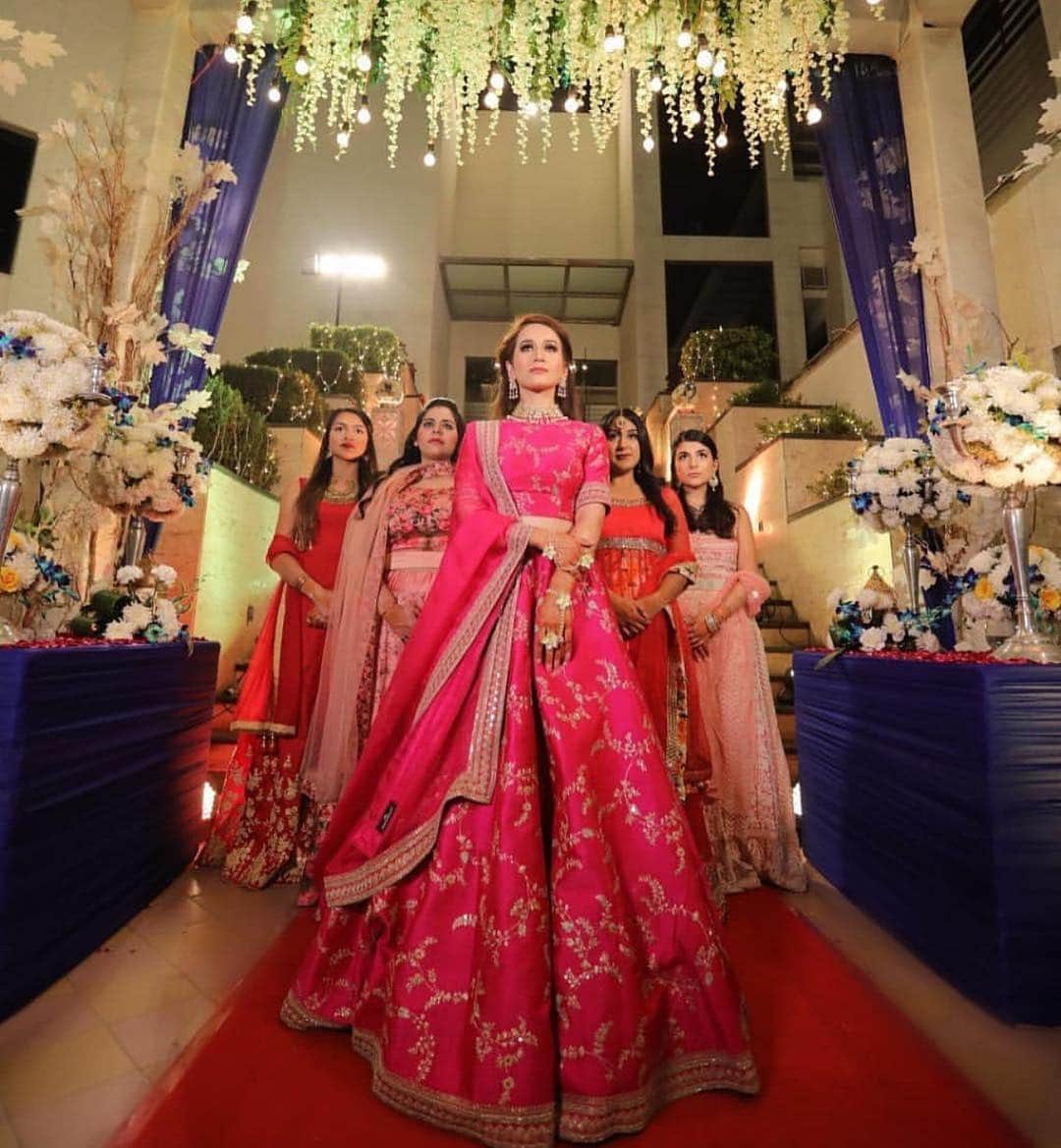 Indianstreetfashionさんのインスタグラム写真 - (IndianstreetfashionInstagram)「Tag your squad 😍 #indianstreetfashion . . . . #indianfashion #stylefile #indianbride #bridalwear #weddings #bridalfashion #indianweddings #ethnic #traditional #potd #couture #designer #glamour  #photography #fashionphotography #ootd #bridalinspo #sangeet #mehendi . . .  #weddingblogger #fashionblogger #indianblogger #dubaiblogger #londonblogger #celebstyle @snarlsx」4月18日 13時02分 - indianstreetfashion
