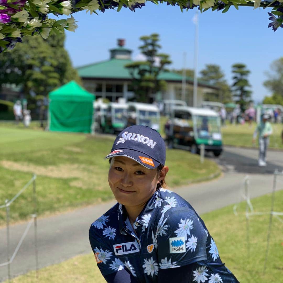 穴井詩のインスタグラム：「今日も元気な西木ちゃん(*´ー｀*) . . . #パター戦の罰ゲーム #セクシーポーズ #の、はず…」