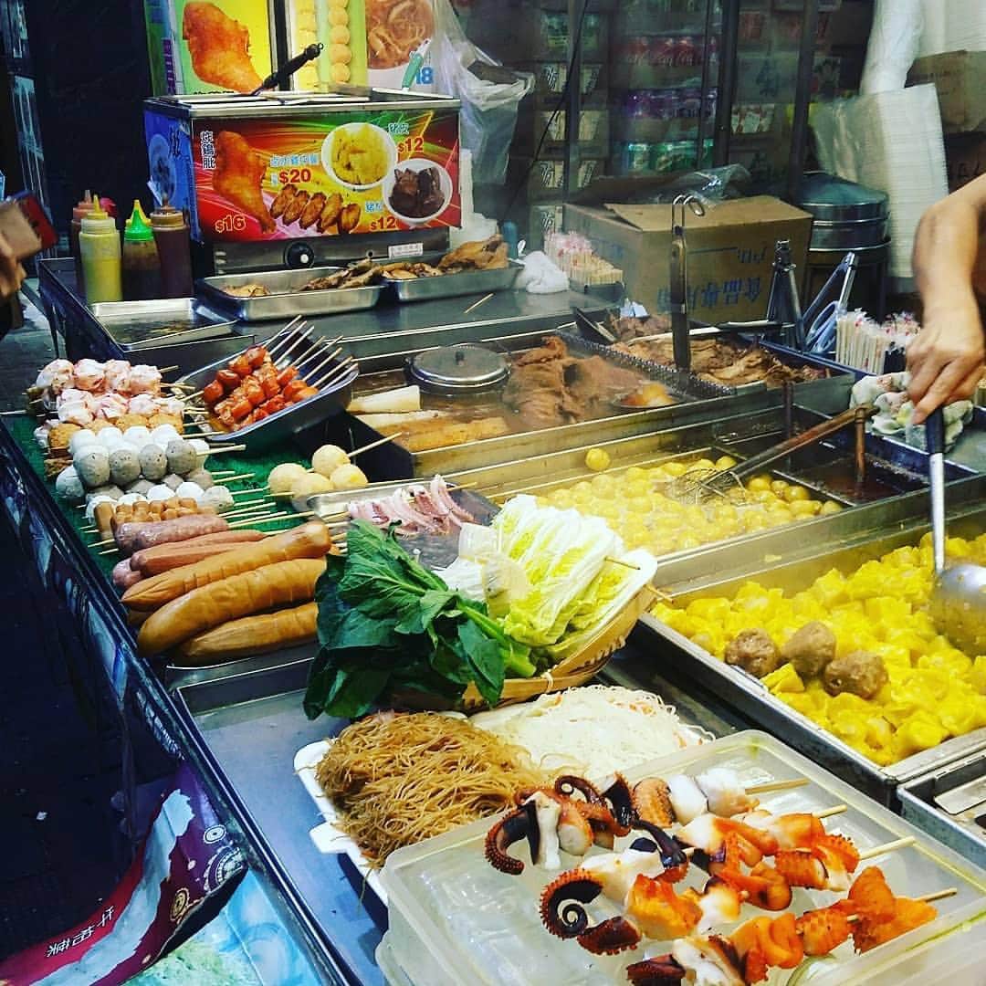 Discover Hong Kongさんのインスタグラム写真 - (Discover Hong KongInstagram)「A tasty street eats bonanza! 街頭小吃大集合！超讚！ 香港のB級グルメにハズレなし！ 📷: @suncitysand #DiscoverHongKong #repost」4月18日 13時20分 - discoverhongkong