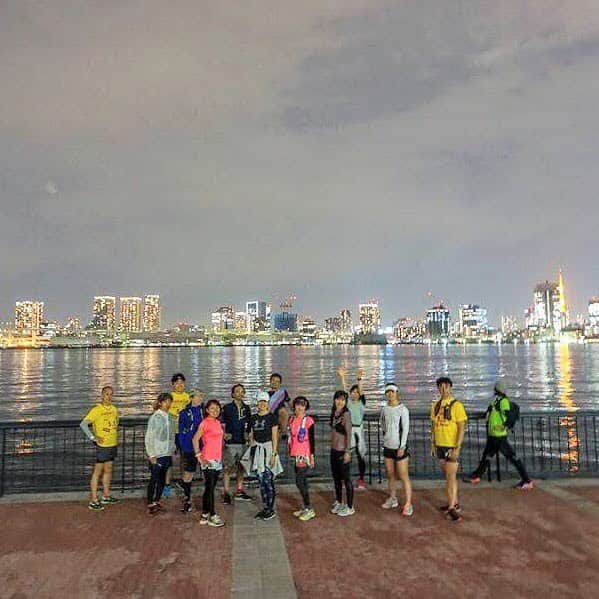 run+さんのインスタグラム写真 - (run+Instagram)「#カラダ大学ランニング部［鯛夜景シーサイドランニング］に参加させて頂きました！  花粉も収まり走るのに最高の季節、会話が溢れてくるラン友の皆さん、さらにおいしーたい焼きと、THE・TOKYOなキラキラ夜景、そしてそれをサポートする素晴らしいカラダ大学ランニングのスタッフ！と走らずにはいられないラン♪ ・  それに何より、やっと、治った声！ ひっさびさに皆さんと話しながら走れるのが嬉しくて♪ 始めまして、のラン友さんに出会えたことにもルンルン♪  本当にこの一ヵ月、息をすることさえ苦しかった😭 治ったと思えた昨日4/17から、きっかけとなった胃カメラ（会社の健康診断）の3/18を遡ったらなんとちょうど一ヵ月！ だからこそ、改めて #走れることに感謝 を体で実感。 ・ 日比谷ミッドタウン→たい焼き［神田達磨］→豊洲ぐるり公園→汐留→を回ってぐるっと12.10㎞  楽しくて、気持ちよくて、最高のカラダ大学、鯛夜景シーサイドランニング！！ @tajee_nomyathlete たじーさん、来月以降も楽しみにしています♪安定のナイスナビ最高ですー✨ @h_h.ii “山の神”じゃなくて“山の天使”じゃなくて #山の妖精 でした🤣 UTMFのこと、補給のこと、教えて下さいねー！ @ohashitoru 箱根の疲れ早く癒えますように♪ @mmfuna マキさん、昨日も何にも相談してないのに通じ合ってた🎀凄すぎるー😍 またパークヨガやランに絶好の季節ですね、またゆるっとやりましょー🧘‍♀️🏃‍♀️✨ @ozacchi6 また色々お話聞かせて下さいねー！！ ・ #カラダ大学 ・ #街ラン #街RUN #ゆるラン #ランニング #マラソン #ラン #RUN #RUNNING #RUNNER #cityrun #Runday #街ランの楽しみ方 #RunLovesLife #TOKYO #築地 #豊洲」4月18日 13時30分 - runplus