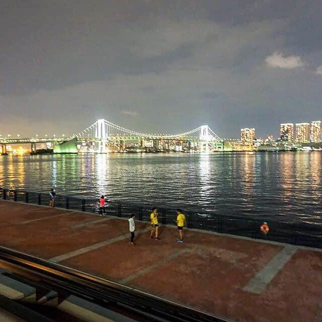 run+さんのインスタグラム写真 - (run+Instagram)「#カラダ大学ランニング部［鯛夜景シーサイドランニング］に参加させて頂きました！  花粉も収まり走るのに最高の季節、会話が溢れてくるラン友の皆さん、さらにおいしーたい焼きと、THE・TOKYOなキラキラ夜景、そしてそれをサポートする素晴らしいカラダ大学ランニングのスタッフ！と走らずにはいられないラン♪ ・  それに何より、やっと、治った声！ ひっさびさに皆さんと話しながら走れるのが嬉しくて♪ 始めまして、のラン友さんに出会えたことにもルンルン♪  本当にこの一ヵ月、息をすることさえ苦しかった😭 治ったと思えた昨日4/17から、きっかけとなった胃カメラ（会社の健康診断）の3/18を遡ったらなんとちょうど一ヵ月！ だからこそ、改めて #走れることに感謝 を体で実感。 ・ 日比谷ミッドタウン→たい焼き［神田達磨］→豊洲ぐるり公園→汐留→を回ってぐるっと12.10㎞  楽しくて、気持ちよくて、最高のカラダ大学、鯛夜景シーサイドランニング！！ @tajee_nomyathlete たじーさん、来月以降も楽しみにしています♪安定のナイスナビ最高ですー✨ @h_h.ii “山の神”じゃなくて“山の天使”じゃなくて #山の妖精 でした🤣 UTMFのこと、補給のこと、教えて下さいねー！ @ohashitoru 箱根の疲れ早く癒えますように♪ @mmfuna マキさん、昨日も何にも相談してないのに通じ合ってた🎀凄すぎるー😍 またパークヨガやランに絶好の季節ですね、またゆるっとやりましょー🧘‍♀️🏃‍♀️✨ @ozacchi6 また色々お話聞かせて下さいねー！！ ・ #カラダ大学 ・ #街ラン #街RUN #ゆるラン #ランニング #マラソン #ラン #RUN #RUNNING #RUNNER #cityrun #Runday #街ランの楽しみ方 #RunLovesLife #TOKYO #築地 #豊洲」4月18日 13時30分 - runplus