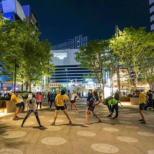 run+さんのインスタグラム写真 - (run+Instagram)「#カラダ大学ランニング部［鯛夜景シーサイドランニング］に参加させて頂きました！  花粉も収まり走るのに最高の季節、会話が溢れてくるラン友の皆さん、さらにおいしーたい焼きと、THE・TOKYOなキラキラ夜景、そしてそれをサポートする素晴らしいカラダ大学ランニングのスタッフ！と走らずにはいられないラン♪ ・  それに何より、やっと、治った声！ ひっさびさに皆さんと話しながら走れるのが嬉しくて♪ 始めまして、のラン友さんに出会えたことにもルンルン♪  本当にこの一ヵ月、息をすることさえ苦しかった😭 治ったと思えた昨日4/17から、きっかけとなった胃カメラ（会社の健康診断）の3/18を遡ったらなんとちょうど一ヵ月！ だからこそ、改めて #走れることに感謝 を体で実感。 ・ 日比谷ミッドタウン→たい焼き［神田達磨］→豊洲ぐるり公園→汐留→を回ってぐるっと12.10㎞  楽しくて、気持ちよくて、最高のカラダ大学、鯛夜景シーサイドランニング！！ @tajee_nomyathlete たじーさん、来月以降も楽しみにしています♪安定のナイスナビ最高ですー✨ @h_h.ii “山の神”じゃなくて“山の天使”じゃなくて #山の妖精 でした🤣 UTMFのこと、補給のこと、教えて下さいねー！ @ohashitoru 箱根の疲れ早く癒えますように♪ @mmfuna マキさん、昨日も何にも相談してないのに通じ合ってた🎀凄すぎるー😍 またパークヨガやランに絶好の季節ですね、またゆるっとやりましょー🧘‍♀️🏃‍♀️✨ @ozacchi6 また色々お話聞かせて下さいねー！！ ・ #カラダ大学 ・ #街ラン #街RUN #ゆるラン #ランニング #マラソン #ラン #RUN #RUNNING #RUNNER #cityrun #Runday #街ランの楽しみ方 #RunLovesLife #TOKYO #築地 #豊洲」4月18日 13時30分 - runplus