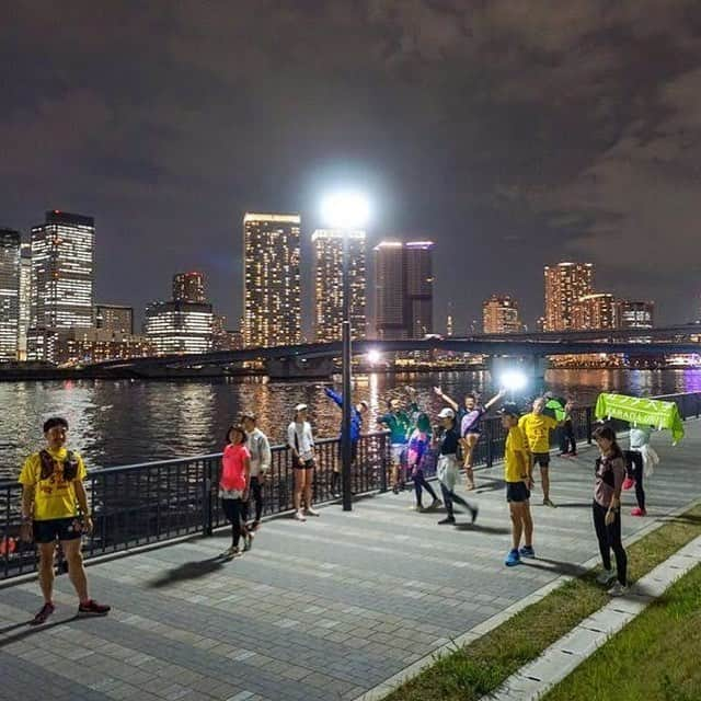 run+さんのインスタグラム写真 - (run+Instagram)「#カラダ大学ランニング部［鯛夜景シーサイドランニング］に参加させて頂きました！  花粉も収まり走るのに最高の季節、会話が溢れてくるラン友の皆さん、さらにおいしーたい焼きと、THE・TOKYOなキラキラ夜景、そしてそれをサポートする素晴らしいカラダ大学ランニングのスタッフ！と走らずにはいられないラン♪ ・  それに何より、やっと、治った声！ ひっさびさに皆さんと話しながら走れるのが嬉しくて♪ 始めまして、のラン友さんに出会えたことにもルンルン♪  本当にこの一ヵ月、息をすることさえ苦しかった😭 治ったと思えた昨日4/17から、きっかけとなった胃カメラ（会社の健康診断）の3/18を遡ったらなんとちょうど一ヵ月！ だからこそ、改めて #走れることに感謝 を体で実感。 ・ 日比谷ミッドタウン→たい焼き［神田達磨］→豊洲ぐるり公園→汐留→を回ってぐるっと12.10㎞  楽しくて、気持ちよくて、最高のカラダ大学、鯛夜景シーサイドランニング！！ @tajee_nomyathlete たじーさん、来月以降も楽しみにしています♪安定のナイスナビ最高ですー✨ @h_h.ii “山の神”じゃなくて“山の天使”じゃなくて #山の妖精 でした🤣 UTMFのこと、補給のこと、教えて下さいねー！ @ohashitoru 箱根の疲れ早く癒えますように♪ @mmfuna マキさん、昨日も何にも相談してないのに通じ合ってた🎀凄すぎるー😍 またパークヨガやランに絶好の季節ですね、またゆるっとやりましょー🧘‍♀️🏃‍♀️✨ @ozacchi6 また色々お話聞かせて下さいねー！！ ・ #カラダ大学 ・ #街ラン #街RUN #ゆるラン #ランニング #マラソン #ラン #RUN #RUNNING #RUNNER #cityrun #Runday #街ランの楽しみ方 #RunLovesLife #TOKYO #築地 #豊洲」4月18日 13時30分 - runplus