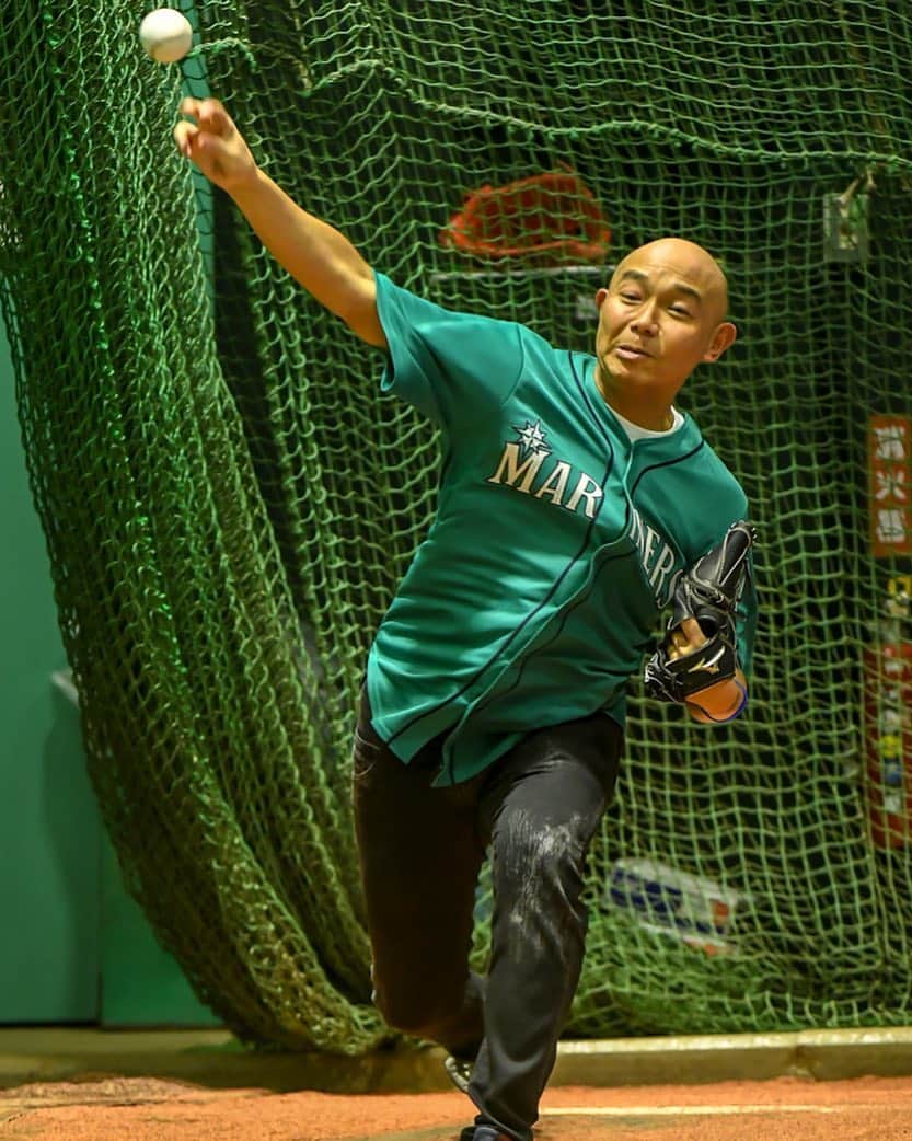 そうすけのインスタグラム：「・ 東京ドームのブルペン  マリナーズVSアスレチックのMLB開幕シリーズでのイベントで投げさせてもらった  #東京ドーム #ブルペン #メジャーリーグ  #MLB #開幕戦 #シアトルマリナーズ #オークランドアスレチック #イチロー引退試合 #ツルピカ投法 #ハゲ #顔ヤバい #そうすけ」