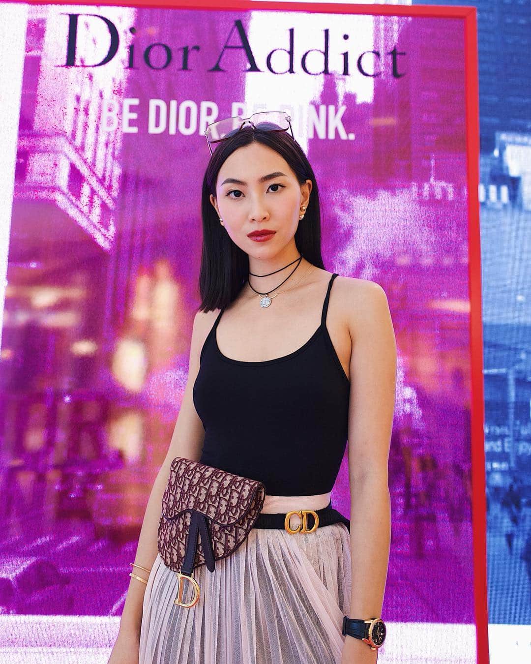 ソニアのインスタグラム：「Fun fact... I can wiggle my brows one at a time 🤪 The Dior Addict stellar shine pop up is now open at @ion_orchard till 24th April! I’ve got Diorcelestial 891 on my lips. . Took my @dior colourquake glasses out to play, paired with their classic tribal earrings and my fave oblique saddle belt bag 🔥 . #beauty #diormakeup #bediorbepink #dontcrackunderpressure PC: @nicolequek」