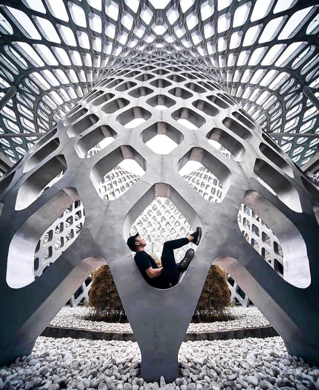 Oracle Corp. （オラクル）さんのインスタグラム写真 - (Oracle Corp. （オラクル）Instagram)「How do you fit in the puzzle? As businesses adopt new technologies and embark on their digital transformation journeys, it’s important to remember that the #technology alone is not what will give your business the competitive edge — it’s the #people. Bring your people along on every step of the #digitaltransformation journey and invest in their success. It’s one big puzzle, and we play a huge piece. 📸: @blowithand」4月18日 13時31分 - oracle