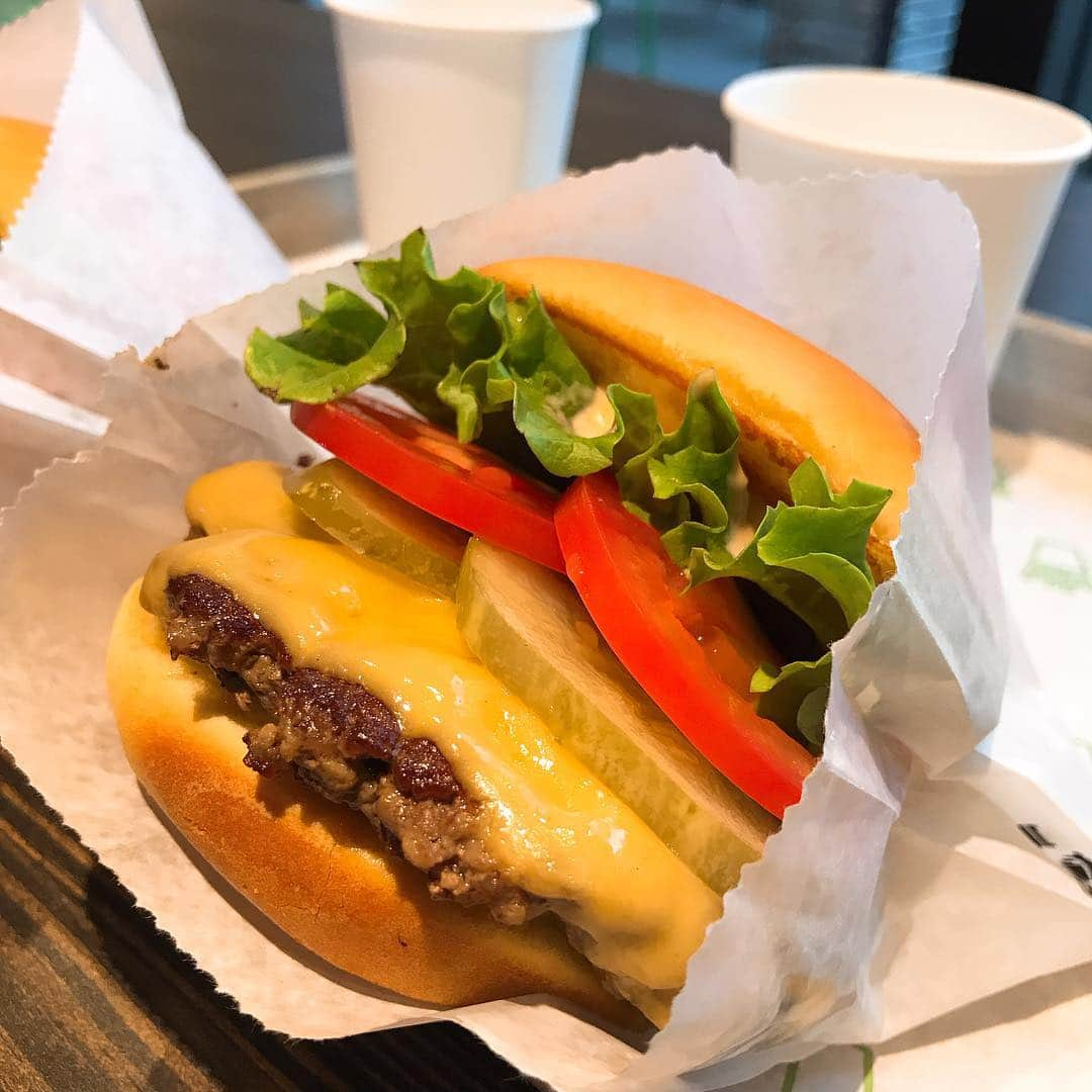 乃下未帆さんのインスタグラム写真 - (乃下未帆Instagram)「#shakeshack #shakeshackburger #トッピングは #ピクルス #pickles #humberger #🍔 #のし食」4月18日 13時34分 - noshita34