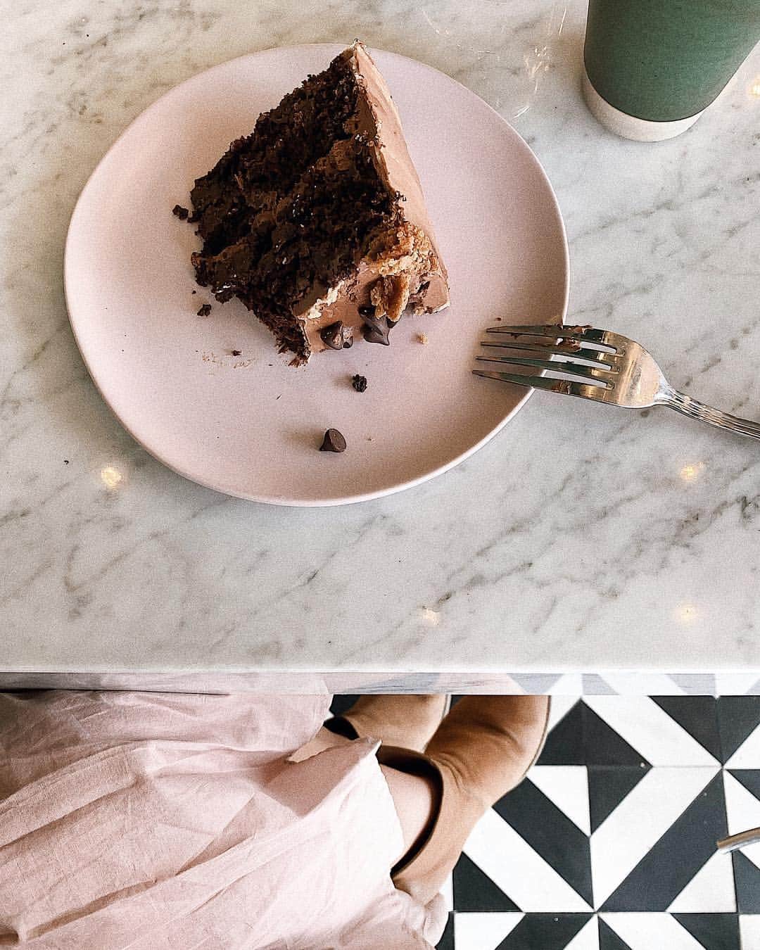 Manamiのインスタグラム：「😋🥑🌿🍰☕️ 店員さんが甘くないチョコケーキくれた💗 @counterpartdeli」