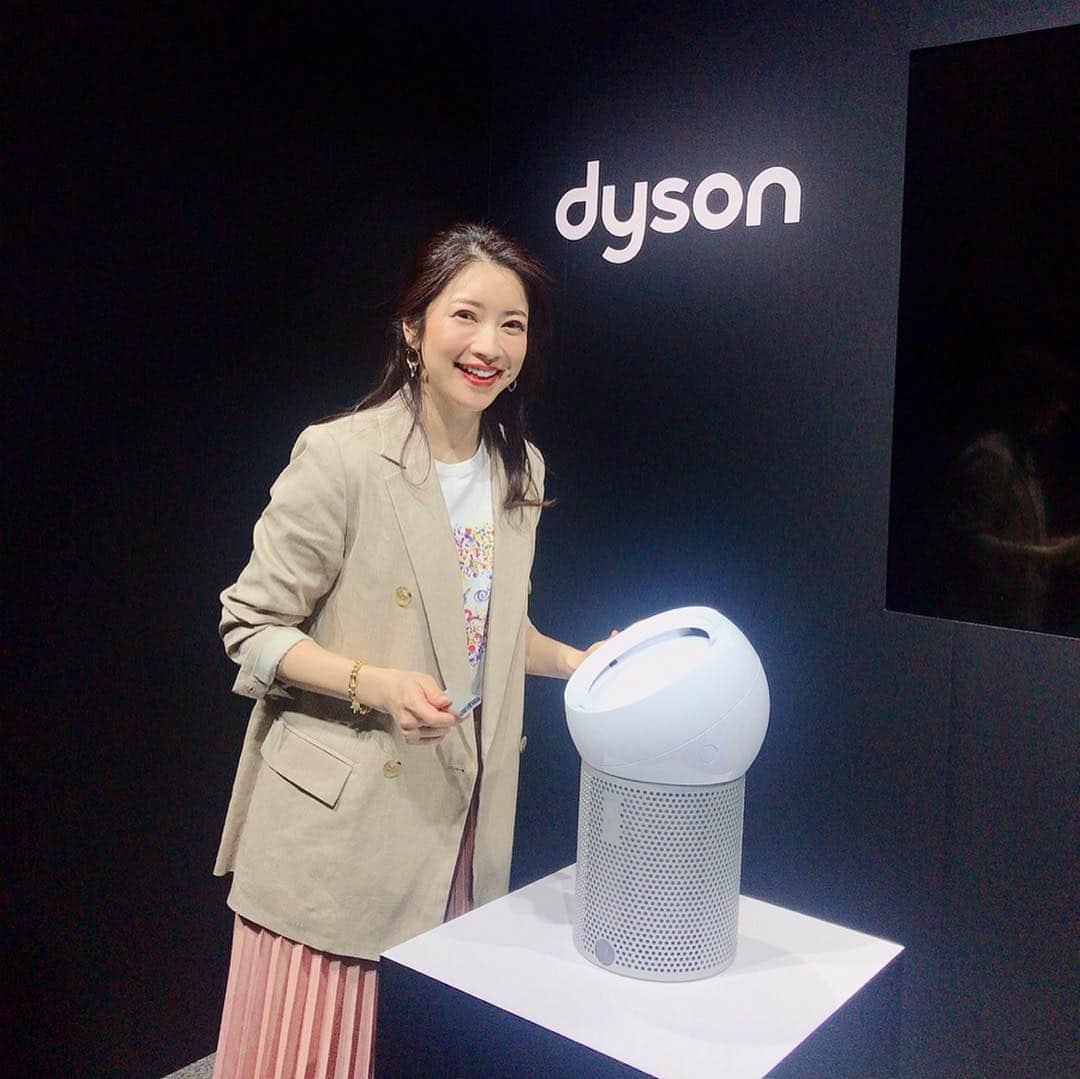 森絵里香さんのインスタグラム写真 - (森絵里香Instagram)「. dysonから新たに発売されたパーソナル空気清浄ファン『Dyson Pure Cool Me』の発表会に行ってきました . 掃除機から始まり今では扇風機からドライヤーまで様々なジャンルに進出しているdyson その新たな製品という事で発表会前からかなりワクワクしていたのですが… 流石dyson！想像以上に素晴らしい製品✨ . 普段安心して過ごしている家の中でさえヘアスプレーや家庭用洗剤からの汚染物質や、ペットのフケや観葉植物の花粉など意外と汚れている空気 . DysonPureCoolMeはこんなにコンパクトなボディなのに、それらをしっかりとキャッチしてくれるんです👏 更に心地よい送風もしてくれるなんて凄すぎる！！ . この大きさならベッドサイドに置いても邪魔にならないな〜 なんて、発表会の途中からどこに置こうか考えてしまうくらい魅力的な製品でした♡ . 昨日からダイソン直営店や公式オンラインストア・家電量販店などで順次発売開始されたので、 是非一度手にとって触って試してみてください😊 . . #dysonhome #dysonpurecool」4月18日 13時46分 - morierika0502