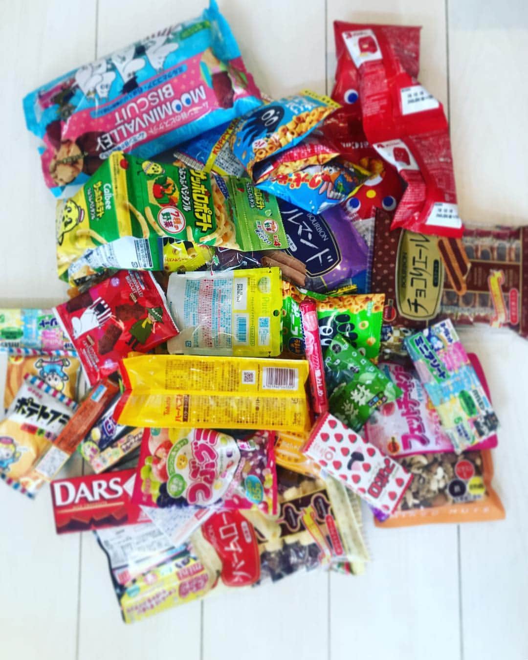 五月女ケイ子のインスタグラム：「人生でこんなに大量のお菓子を買ったのは初めてなのだ。 #大人買い#誕生会準備＃親バカ」