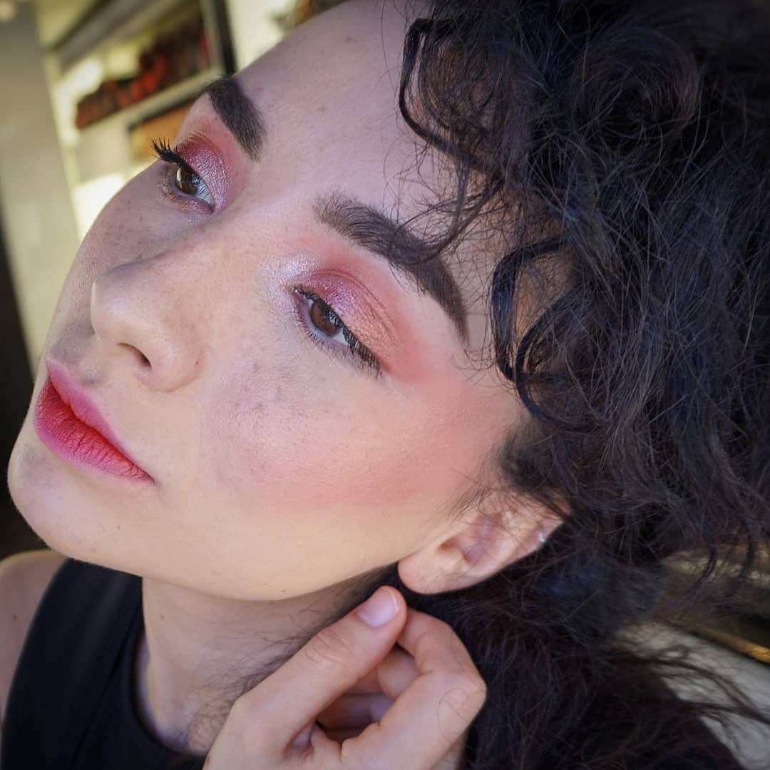 M•A•C Cosmetics Franceさんのインスタグラム写真 - (M•A•C Cosmetics FranceInstagram)「M·A·C - MEET YOUR MATTE 💄 On craque totalement pour le makeup rosé de notre makeup artist @makeup.marny avec les teintes de Powder Kiss " Velvet Punch" et "Shocking Revelation" ! Si vous deviez avoir 2 teintes de rouges à lèvres Powder Kiss, quelles teintes choisiriez-vous ? 😉  Crédit photo : @makeup.marny #maccosmetics #maccosmeticsfrance #macmeetyourmatte #meetyourmatte #powderkiss #macpowderkiss #macretromatte #retromatteliquide #maclipsticks」4月18日 14時00分 - maccosmeticsfrance