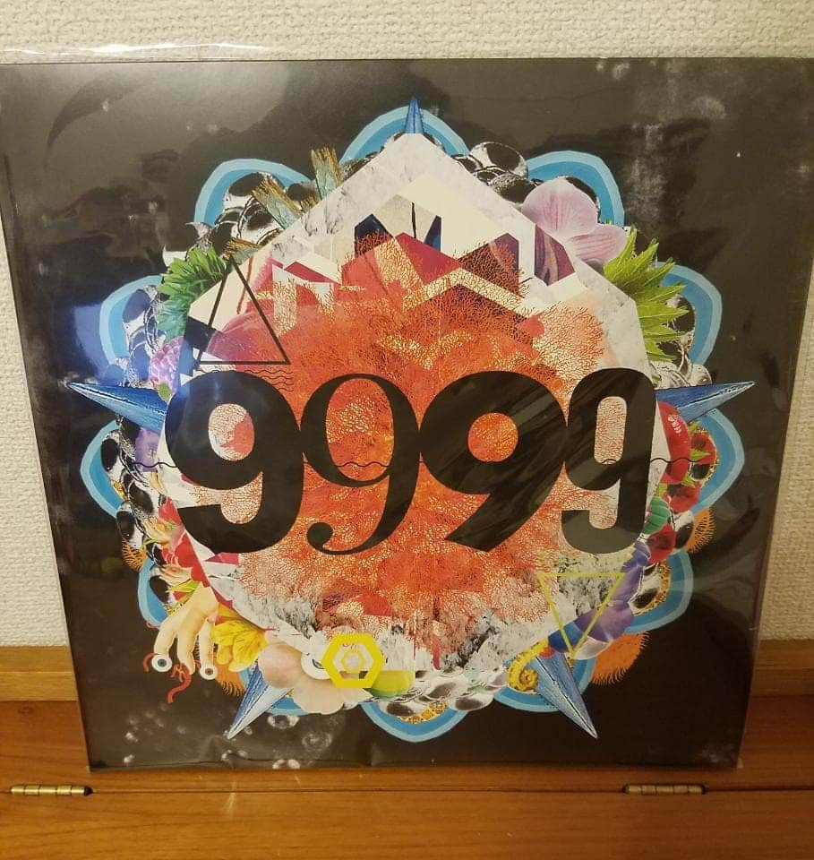 川原ちかよさんのインスタグラム写真 - (川原ちかよInstagram)「19年ぶり！！﻿ THE YELLOW MONKEYの﻿ オリジナルアルバム【9999】が﻿ ついにリリースされました。﻿ ﻿ ファンになって25年以上が過ぎ、﻿ 人生で一番長く好きなもの、﻿ 一番長く好きな人になっています。﻿ ﻿ だから、もう、本当に、﻿ 嬉しいーーーー！！！﻿ ﻿ それがしかも、﻿ 今が一番かっこいいんじゃないか！！と﻿ 思うぐらいかっこいいアルバム。﻿ こんな幸せあるーーー？？﻿ ﻿ 発売日は、タワーレコードとの﻿ コラボカフェへ。﻿ ﻿ スイーツが思ったよりも﻿ ボリュームなかったので、﻿ 結局フードも食べると言う(笑)﻿ ﻿ 【9999】を聴きながら、﻿ うっかり泣きそうになっても﻿ 大丈夫。﻿ 平日の昼間にここにいる人、﻿ たぶん、皆、気持ちは同じ(笑)﻿ なんやったら、皆で、﻿ テーブル囲んでもええぐらいや(笑)﻿ (その半面、一人噛み締めながら﻿ アルバムが出たことを実感したいと﻿ 言う、そんな気持ちもある。)﻿ ﻿ イエローモンキーに出会って、﻿ 思いもしなかった幸せと﻿ たくさん出会った。﻿ ﻿ 学生だった私は、DJになった。﻿ そして、アルバムを紹介している。﻿ ﻿ 【9999】﻿ 発売おめでとうございます！！﻿ ﻿ 来週からスタートする、﻿ アルバムを携えての全国ツアーの﻿ 大成功も祈願いたしまして、﻿ ﻿ 乾杯ーーーー！！！﻿ ﻿ #THEYELLOWMONKEY﻿ #9999フォーナイン﻿ #本格辛口﻿ #タワモン﻿ ﻿ アルバム、マジ売れろ！﻿ いや、売れる！！﻿」4月18日 14時13分 - chikayo_baby