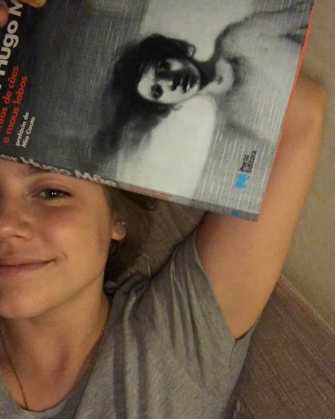 Alice Wegmannさんのインスタグラム写真 - (Alice WegmannInstagram)「“todos os livros são conversas que os escritores nos deixam.  mais tarde, aprendi que os livros acontecem dentro de nós. claro que eles podem ser bonitos de ver, mas são sobretudo incríveis de pensar”」4月18日 14時05分 - alicewegmann