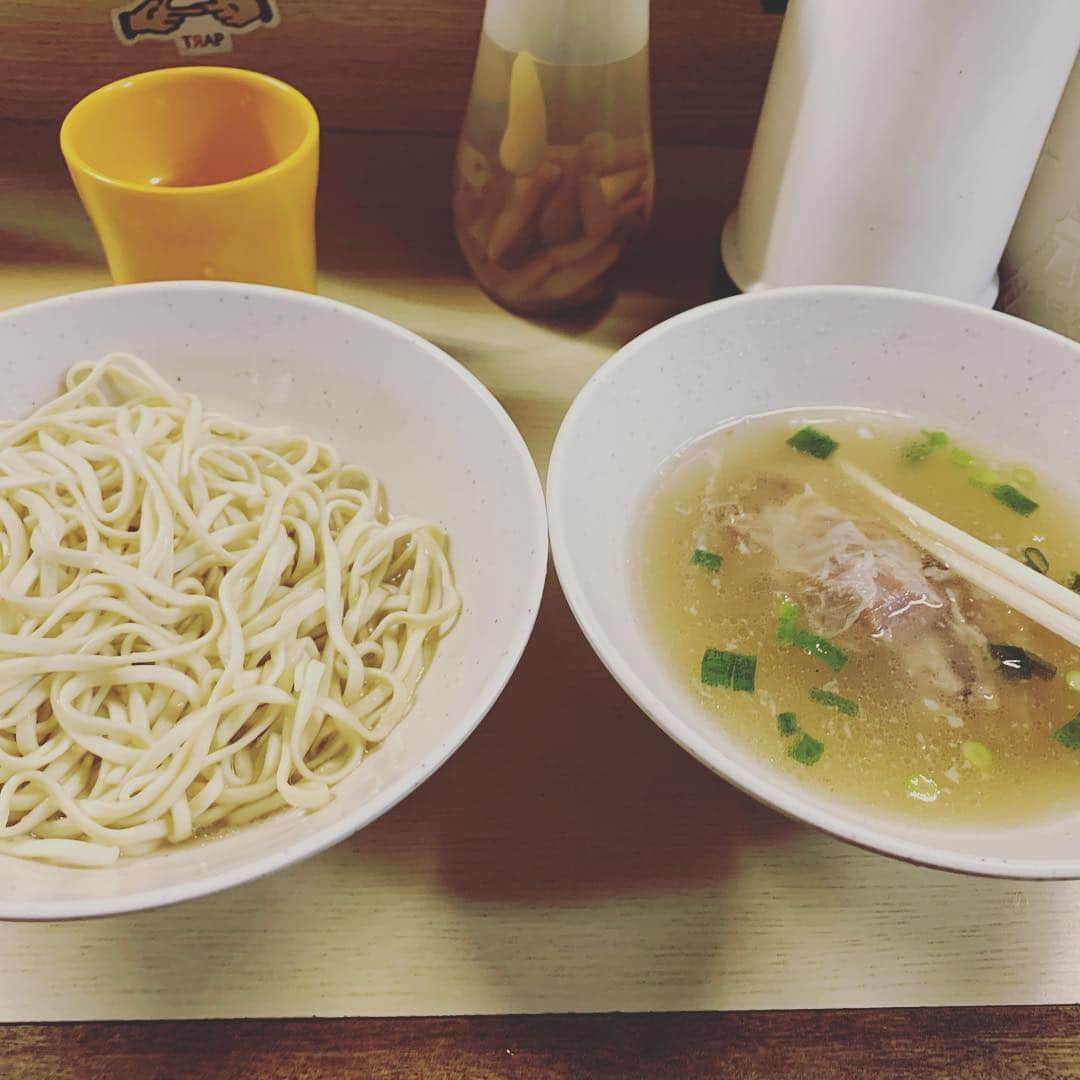 荒木巴さんのインスタグラム写真 - (荒木巴Instagram)「#ソーキそば が美味しすぎて、替え玉でつけ麺感覚。 #公設市場 #ソーキそば専門店田舎 #ソーキそば田舎 #那覇ランチ」4月18日 14時08分 - tomoearaki