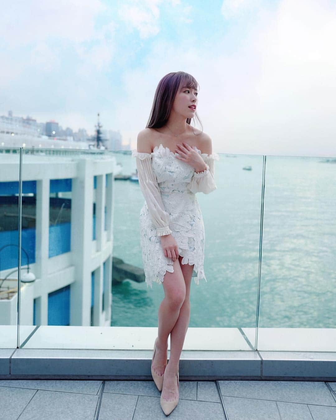 Miss Hunnyのインスタグラム：「五月底約好了魔術顧問一起去韓國， 他從台北出發的到達時間為中午11點， 我從香港出發則是早上六點或下午五點， 我就跟他說：「沒關係，我在首爾機場等你。」 他：「不行吧！這樣你不就是要等我5個小時嗎？ ！」 我：「但如果我坐另一班，就是你要等我6個小時，而且到市區已經晚上了，這不是浪費了一天嗎？ ！」 他：「我等你就好了！我等你6個小時沒有問題，但不可以讓你等我5個小時啦！你是公主欸！」 說到這裏， 我妥協了， 當其他人把我當王子的時候， 明明看過我最大剌剌、最man、最帥、最堅強的顧問， 偏偏在他心目中， 就是把我當公主的捧在手心， 他讓我知道. . . . . . . . 原來當公主很爽的唷🥰🥰🥰 P.S. 穿上 @kanalili 的裙子，再當公主效果更佳❤️」