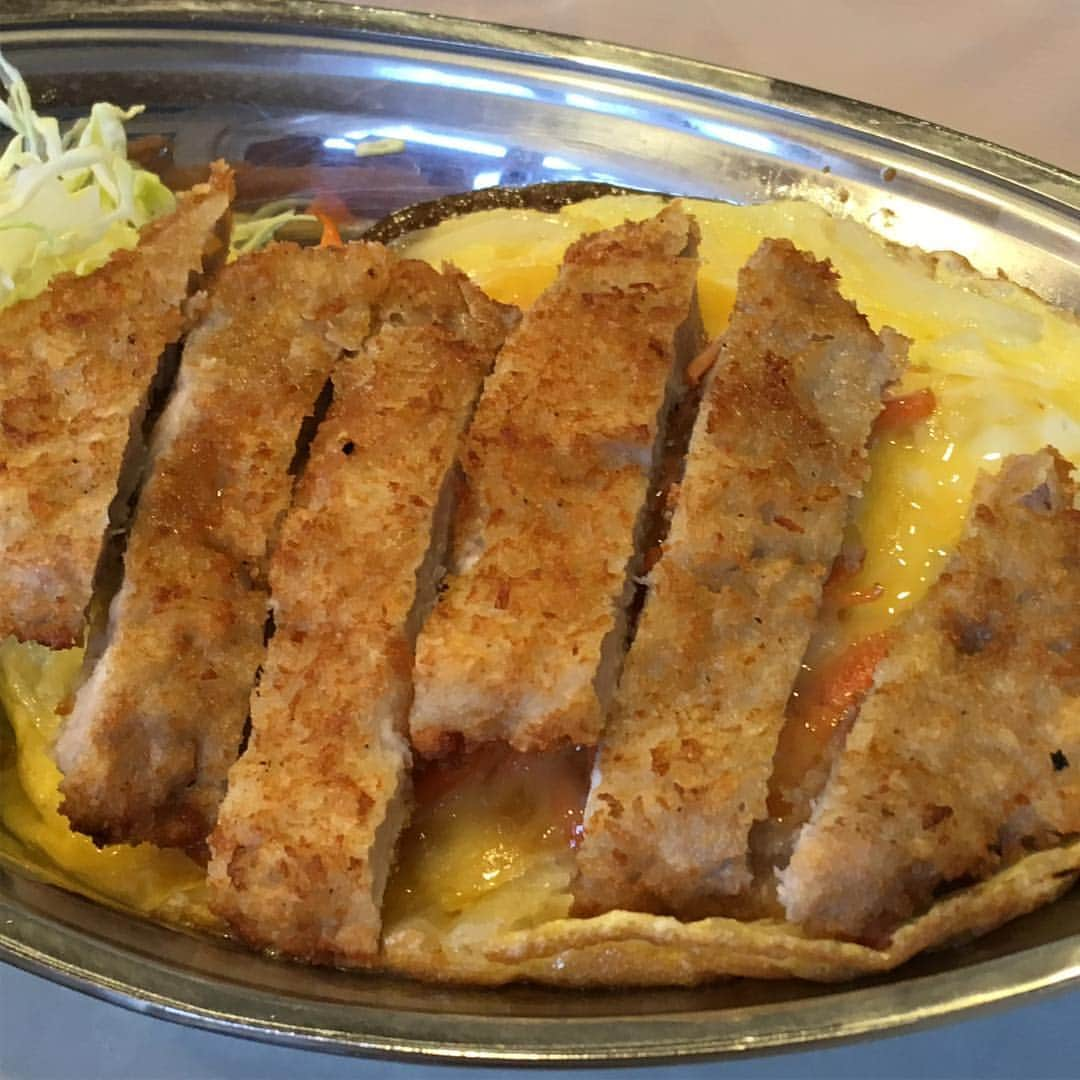 柳家さん生さんのインスタグラム写真 - (柳家さん生Instagram)「4/18昼ご飯だぁ〜 やさい玉子かつカレー🍛 やさい炒めを玉子でとじたものをカレーライスの上にトッピング👍その上にとんかつトッピング😍 #さん生 #野菜炒め #とんかつ #カレーライス  #玉子とじ」4月18日 14時17分 - waraiguma1957