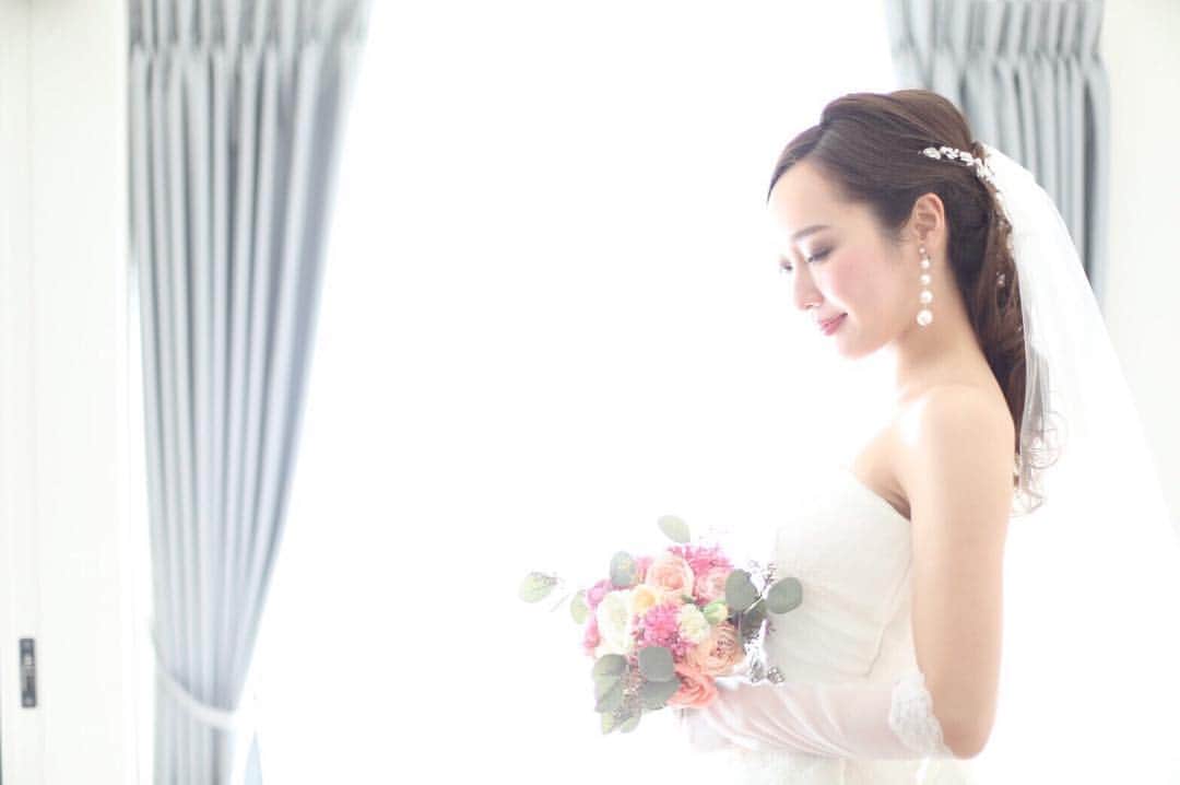 のインスタグラム：「#weddingdress は女性が1番美しくなる、特別な日の特別な衣装。﻿ ﻿ そんな瞬間を表現するんだと思うと、﻿ 自ずと気が引き締まります📸﻿ ﻿ ﻿ ﻿ ﻿ #alohanetworkjapan #アロハネットワークジャパン #ウエディングドレス  #hasseyphoto #chakahouse #チャカハウス」