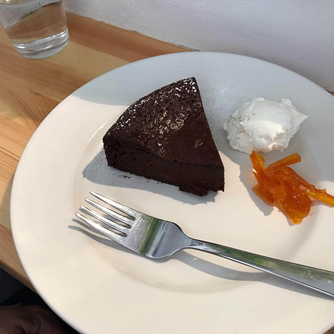 矢崎存美さんのインスタグラム写真 - (矢崎存美Instagram)「ランチ後にチェリーケーキとチョコレートケーキを。チェリーケーキの方が大きいですが、食感はチョコレートケーキの方がずっしりしてました。見た目にだまされてはいけない(´ω｀;)。両方おいしかったです。 #ぶたぶた #山崎ぶたぶた #矢崎存美 #十条 #キッサフムフム #チェリーケーキ #チョコレートケーキ #カフェ」4月18日 14時38分 - yazakiarimi