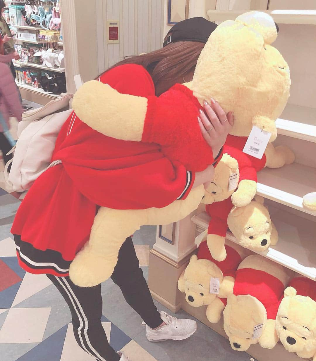 川本愛彩さんのインスタグラム写真 - (川本愛彩Instagram)「プーさんのぬいぐるみ🐻💛 実家の部屋にいっぱい有るんだけど♪ 何か…恋しい 思わずハグ❤️ 最後は大分激しめ 笑 . . #ディズニーランド #プーさん #可愛い #ぬいぐるみ #ハグ #disneyland #avanpromotion」4月18日 14時40分 - aya_s.collection