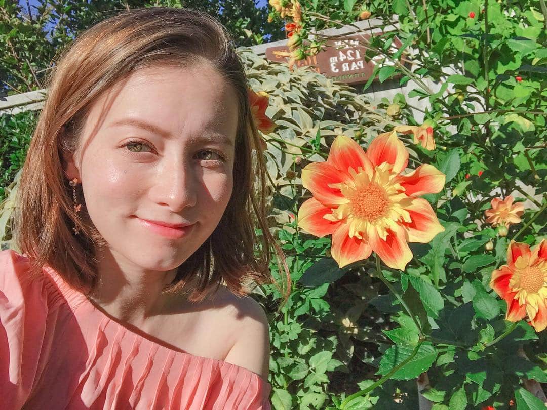 ドーキンズ英里奈さんのインスタグラム写真 - (ドーキンズ英里奈Instagram)「太陽のような、このお花☀️ ㅤ ㅤ 🌼ダリア🌼 ㅤ 沢山の種類があるの、知ってました？ もっと真ん丸のしか、私は知らなかったーー。 ㅤ おばあちゃんがガーデニストなので 庭に色んな花が咲いてます☺️💕 ㅤ ㅤ 太陽がまぶしい今日です。 ㅤ ニュージーランド、 みんなメイクしてないから私も薄め。 ㅤ でも、眉毛とマスカラだけは譲れない👀✨ ㅤ ㅤ #dahlia #flower #ダリア #garden」4月18日 14時42分 - erinadawkins