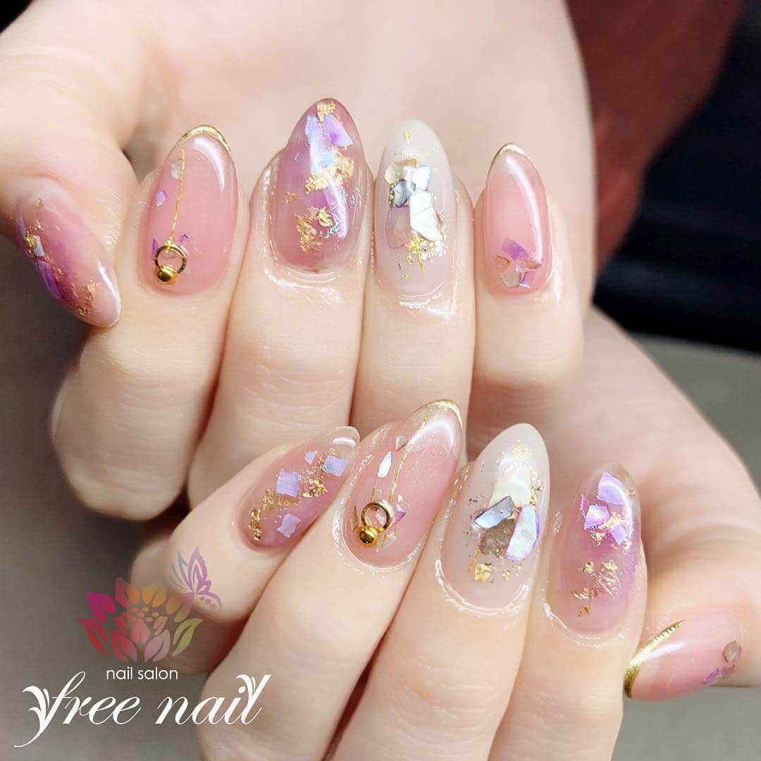 free nail フリーネイルのインスタグラム：「. お客様ネイル💅🏻🌷✨ . ニュアンスネイル🌷✨ . 透明感溢れるレディーなデザイン🥺🌷✨ . ご来店ありがとうございました🙇🏻‍♀️🙇🏻‍♀️🙇🏻‍♀️💗 . #ネイル #フリーネイル #ネイルアート #ジェルネイル #ネイルサロン #大阪ネイルサロン #ネイルデザイン #ネイルチェンジ #ニュアンスネイル #透明感ネイル #シェルネイル #シェルストーン #ピンクネイル #乳白色ネイル #デザインネイル #シンプルネイル #トレンドネイル #上品ネイル #春ネイル #スプリングネイル #美甲 #日式美甲 #springnails #nailsart #nailsalon #nailsdid #newnails #newnail #freenail」