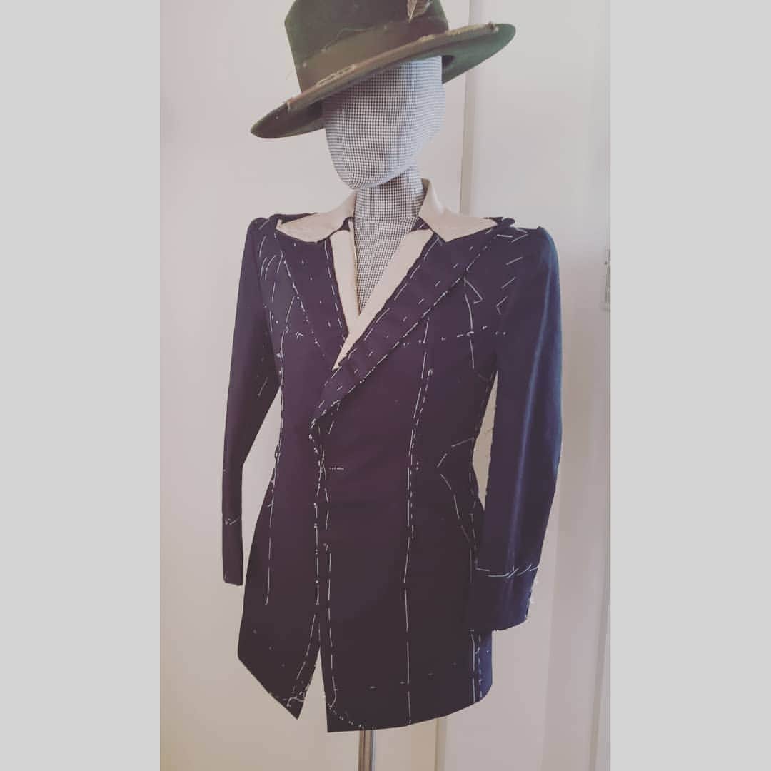 信國太志のインスタグラム：「Waiting to be fitted on the client.」