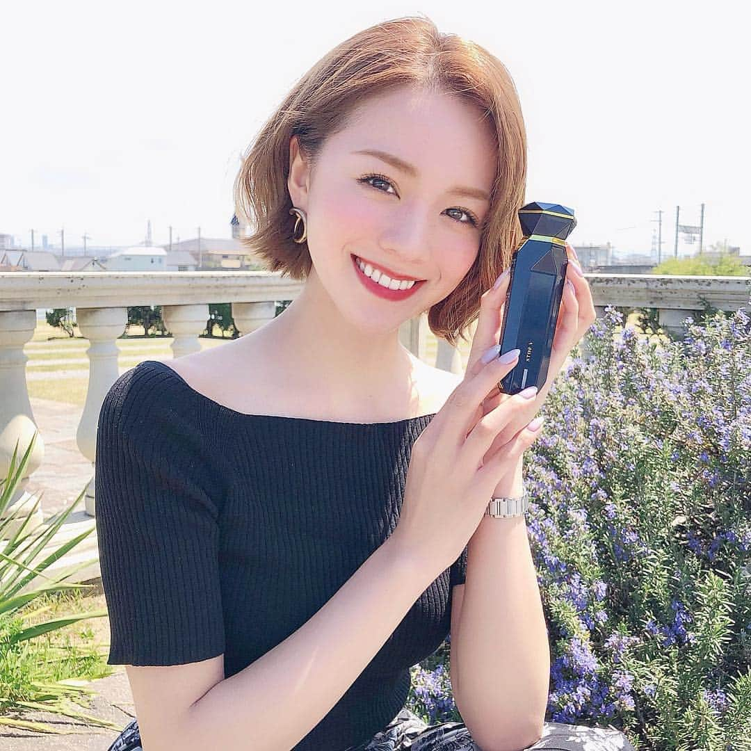 黒田真友香さんのインスタグラム写真 - (黒田真友香Instagram)「最近使い始めた美顔器STOPV！  この美顔器に搭載されているトライポーラ方式ラジオ波は、最新のラジオ波なんだって🥰  STOPVはシリーズの中でも唯一DMA微電流が搭載されているから、ラジオ波でトリートメントしながら、表情筋を鍛えることもできるよ😍  使うと血行が良くなって肌が少し赤くなるの👀むくみとりとリフトアップに良さそう。  夜のケア＆時間があればメイク前にも使ってます！  しかも国内/海外両用！！これありがたい🙆‍♀️✈️ @tripollar_japan  #ハリ #つや #しわ #ほうれい線 #美肌#美顔器 #家庭用美顔器 #トライポーラ#TriPollar  #RF美顔器#たるみ#モチモチ肌 #たるみ改善 #リフトアップ #美容 #美顔器」4月18日 14時52分 - kurodamayukaxx