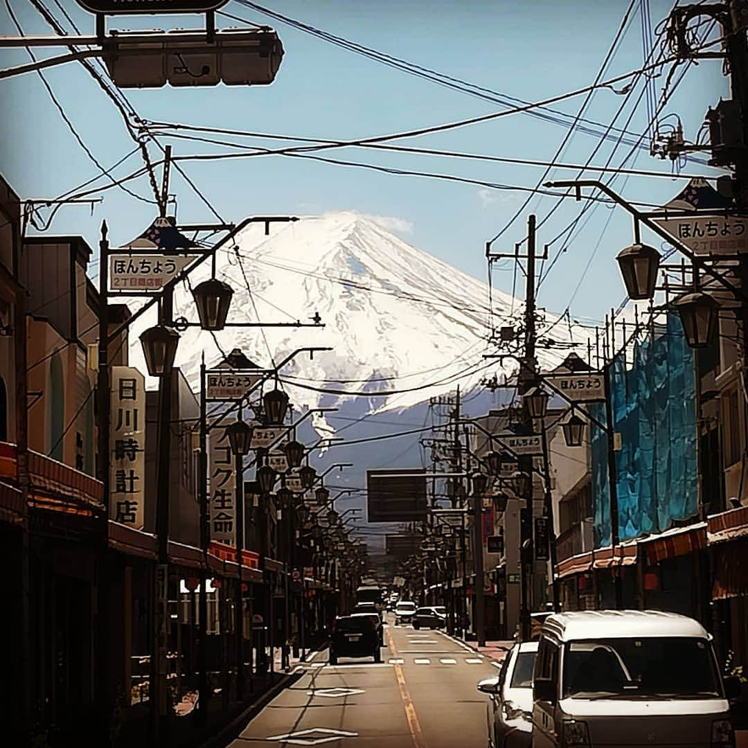 桑原淳さんのインスタグラム写真 - (桑原淳Instagram)「今外国人観光客に話題のスポット！レトロな商店街とデカデカとした富士山。なんとサムライゲストハウスから徒歩30秒！！ #富士吉田市 #富士山 #サムライゲストハウス #samuraiguesthouse #fujiyoshida」4月18日 14時55分 - juuuuuuuun