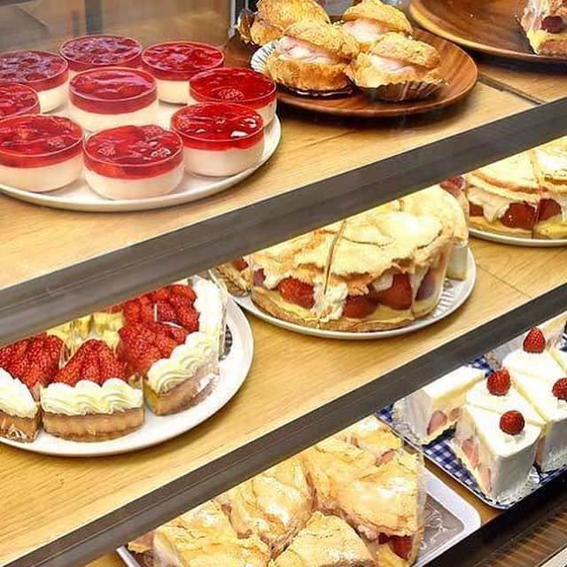 東京カレンダーさんのインスタグラム写真 - (東京カレンダーInstagram)「イチゴをたっぷりと使用した食べ応えあるカスタードタルト。口に運んだ時にイチゴやタルト生地と一体となって口のなかでとろけていく食感が楽しめるようにと、カスタードをなめらかな食感に仕上げているのがポイントだ。 #東京カレンダー #東カレ #tokyocalendar #sweets #三軒茶屋 #いちびこ太子堂店 #イチゴのタルト」4月18日 15時01分 - tokyocalendar