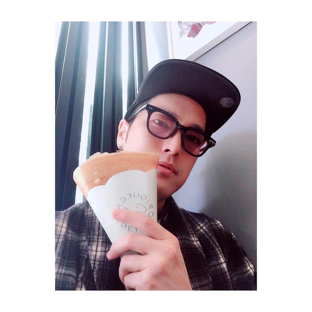高木俊さんのインスタグラム写真 - (高木俊Instagram)「‪ 現場に早く着きすぎて、小腹空いたのでクレープ食べました。最近クレープ好きみたい（笑）というかジェラピケのお店でした！男子僕だけでした（笑）クレープ持ってドヤ顔！‬ #クレープ  #ジェラピケ  #ドヤ顔」4月18日 15時07分 - t.shunly