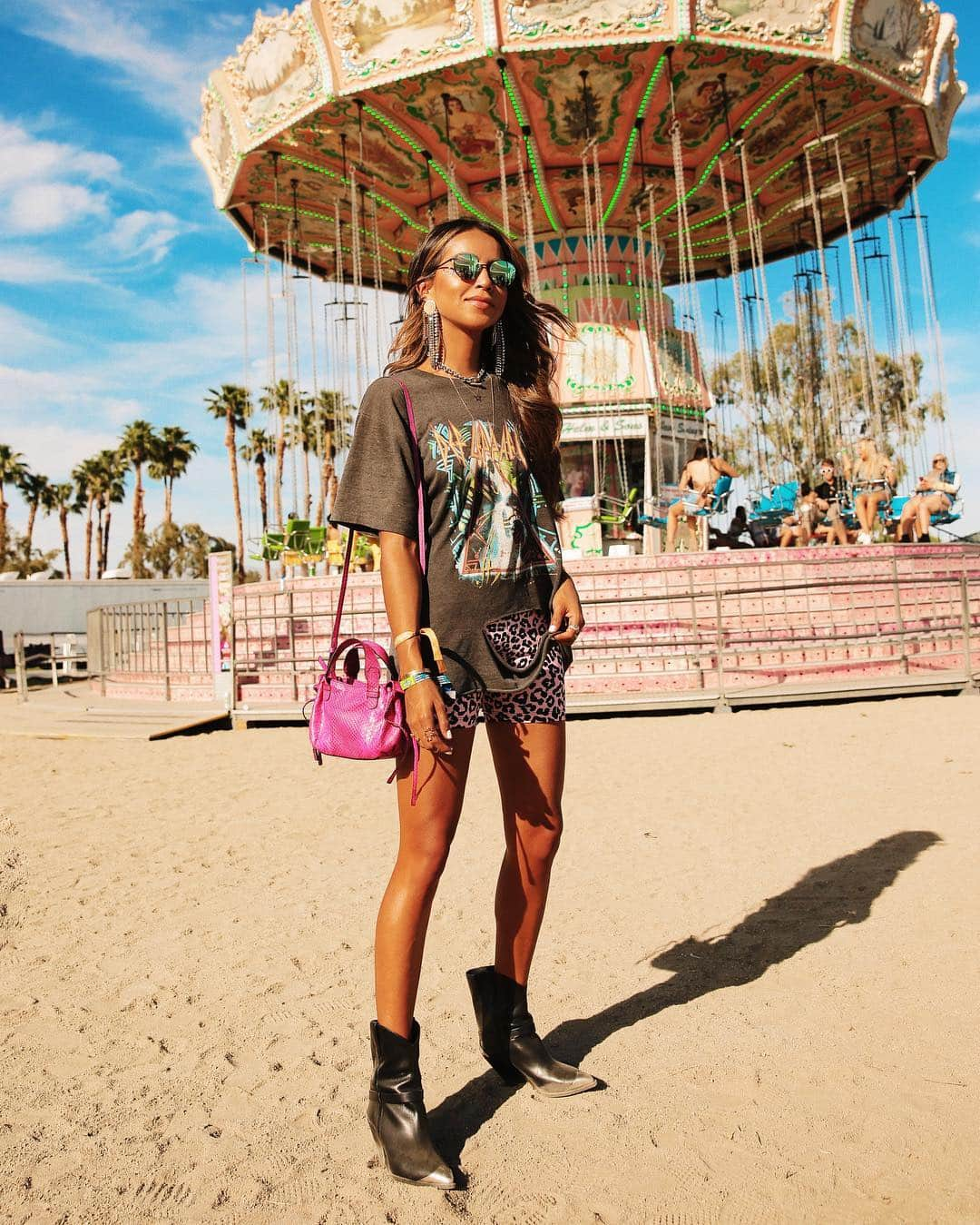 ジュリー・サリニャーナさんのインスタグラム写真 - (ジュリー・サリニャーナInstagram)「Rocker cowgirl. 💕 #revolvefestival」4月18日 15時11分 - sincerelyjules