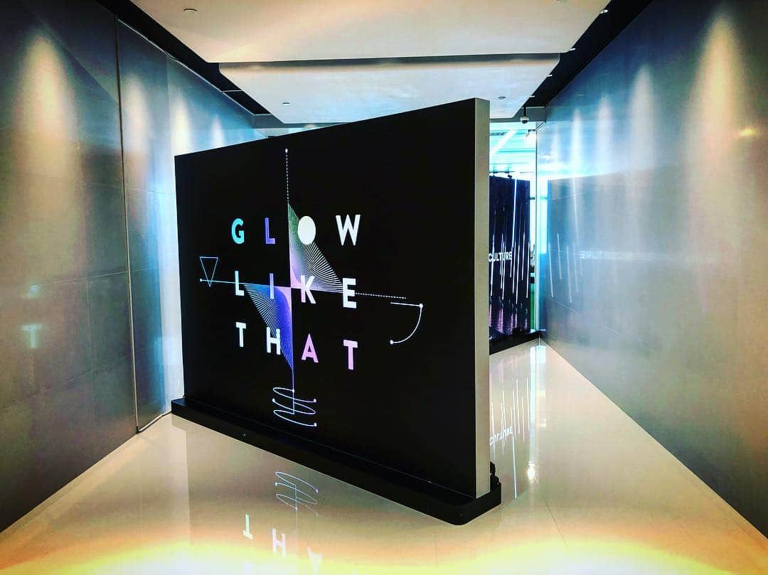 Tomoyaさんのインスタグラム写真 - (TomoyaInstagram)「GLOW LIKE THAT  美術館みたいなところに行ってきたよ🌈🧸 #advisoryboardcrystals #hongkong」4月18日 15時11分 - tomo_10969