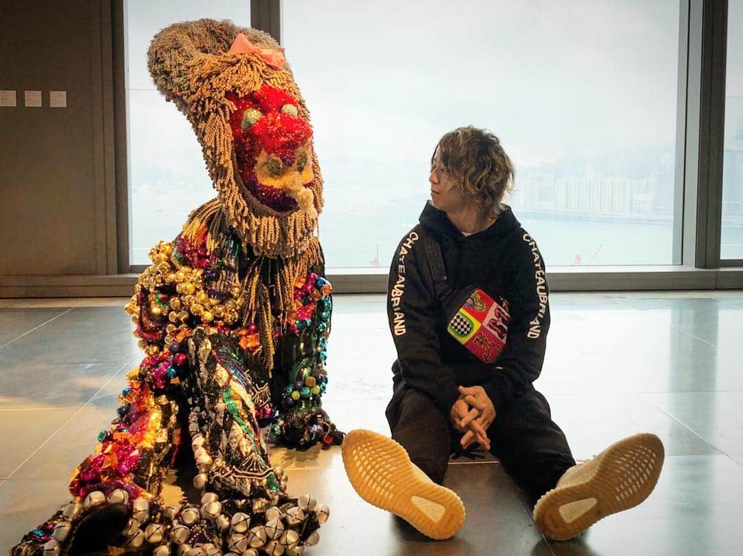 Tomoyaさんのインスタグラム写真 - (TomoyaInstagram)「GLOW LIKE THAT  美術館みたいなところに行ってきたよ🌈🧸 #advisoryboardcrystals #hongkong」4月18日 15時11分 - tomo_10969