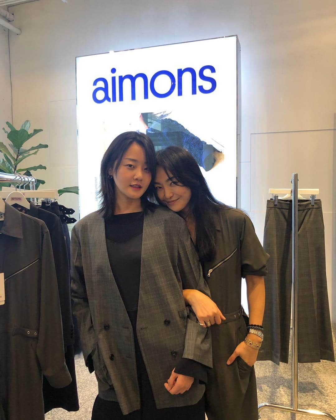 ヒョニ・カンさんのインスタグラム写真 - (ヒョニ・カンInstagram)「재현언니의 새로운 시작! SO COOOOL @aimons_official 🖤#에몽 은 사랑을나누며공유하자는뜻의, 건강하고강한자아를가진여자를모티브로 만들어진 디자이너 김재현이 새롭게런칭한 브랜드! #aimons #비이커청담」4月18日 15時15分 - hyoni_kang