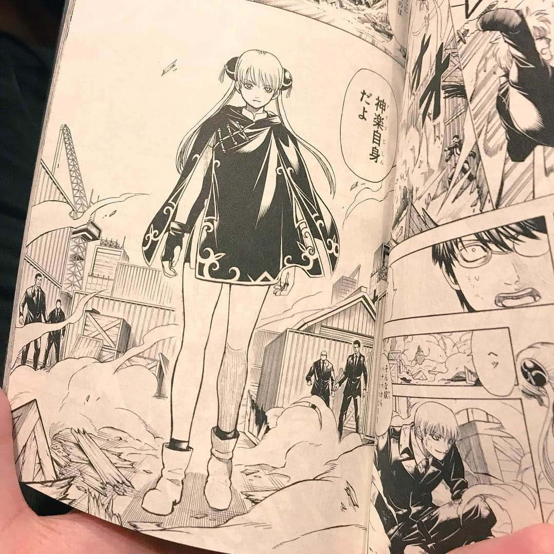 氏原ワタルさんのインスタグラム写真 - (氏原ワタルInstagram)「‪漫画読んでます。大人神楽ヤバいヤバい。‬ ‪20日は銀魂アーティスト三つ巴の「歌者」楽しみだぞ、くわっ！‬ ‪https://kasha.site/‬ ‪#歌者 #銀魂 #gintama ‬」4月18日 15時16分 - wataru_ujihara