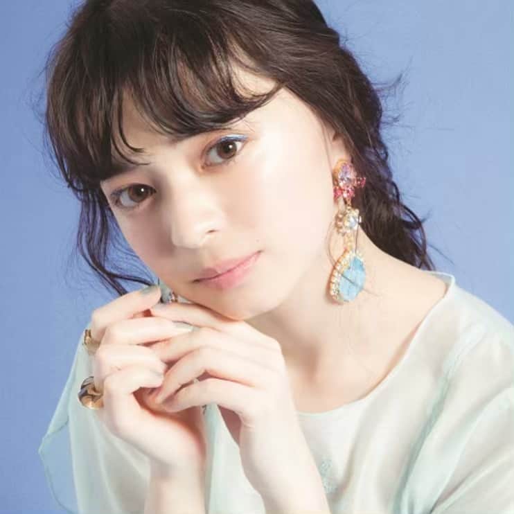 のインスタグラム：「.﻿ ﻿ #interview﻿ ﻿ ﻿ ハロー!プロジェクトの﻿ 人気アイドルグループ、アンジュルム。﻿ ﻿ デビュー当初から﻿ グループを支えてきたリーダーである﻿ 和田彩花ちゃんが卒業するいま、﻿ 今後の活躍が期待されるメンバーの﻿ 上國料萌衣ちゃんがbis5月号に登場🐇！﻿ ﻿ 撮影の合間にインタビューを行いました❤︎﻿ ﻿ ﻿ グループに関することから﻿ スキンケアなどのプライベートまで﻿ たくさん語ってくれました。﻿ ﻿ 詳しい内容はbisのwebをチェックしてね！﻿ ﻿ ﻿ ﻿ #アンジュルム #ハロプロ #上國料萌衣﻿ #かみこ #アイドル #インタビュー #初登場﻿ #スキンケア #お買い物 #ハロープロジェクト﻿ ﻿」