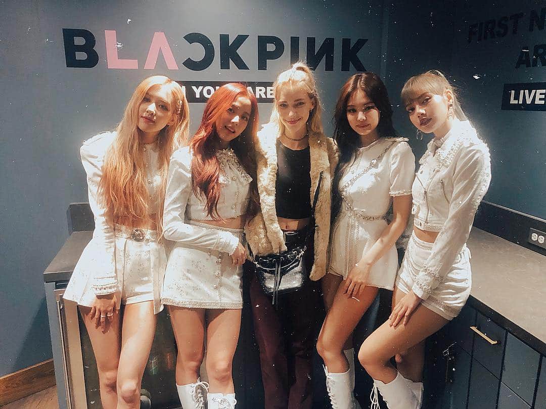 ステファニー・ミチョヴァのインスタグラム：「Amazing concert in LA @blackpinkofficial ❤️😭 you guys absolutely rocked it 🙌🏻」