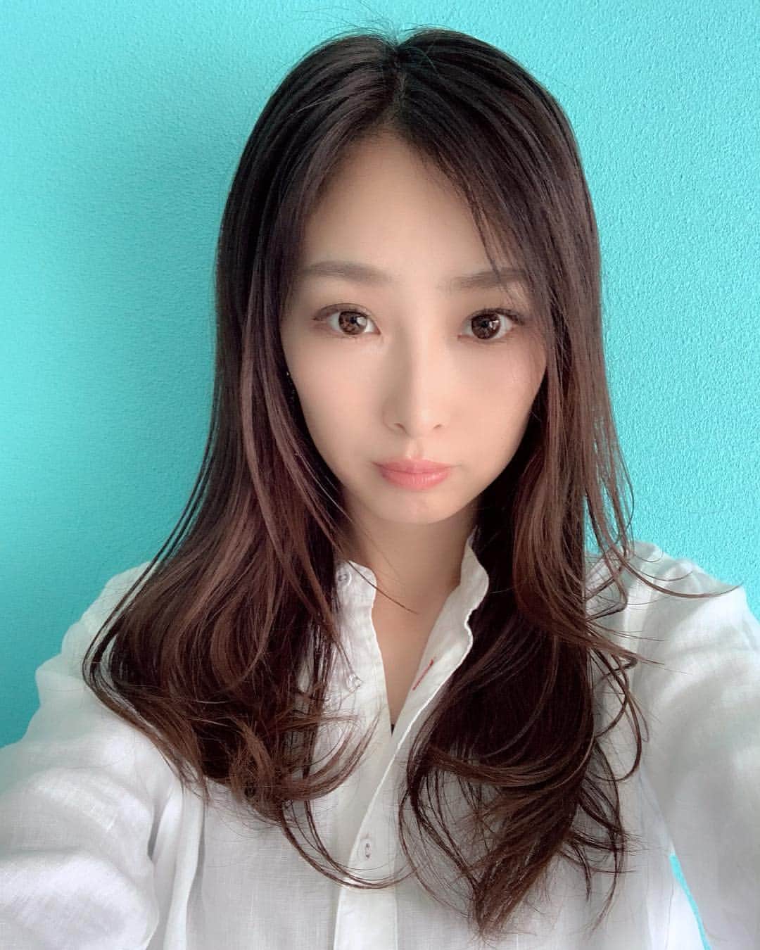 志摩夕里加のインスタグラム：「🐳🐳🐳🐳 ティファニーブルー❄️ だから何🤣それだけ😅 ・ ・ #ティファニーブルー #背景 #ビッグシャツ #証明写真 #tiffanyblue #iphoneで撮影」