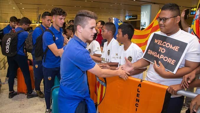 バレンシアCFさんのインスタグラム写真 - (バレンシアCFInstagram)「✈️🇸🇬 #vcfacademy were given a warm welcome by fans last night when they arrived in Singapore 🇸🇬 . Gracias por la calurosa bienvenida en nuestro primer día en Singapur 🌏🦇⚽️ @jsslsingapore . #amuntvalencia #valenciacf #tour #jssl」4月18日 15時21分 - valenciacf