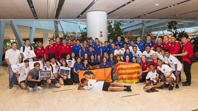 バレンシアCFさんのインスタグラム写真 - (バレンシアCFInstagram)「✈️🇸🇬 #vcfacademy were given a warm welcome by fans last night when they arrived in Singapore 🇸🇬 . Gracias por la calurosa bienvenida en nuestro primer día en Singapur 🌏🦇⚽️ @jsslsingapore . #amuntvalencia #valenciacf #tour #jssl」4月18日 15時21分 - valenciacf