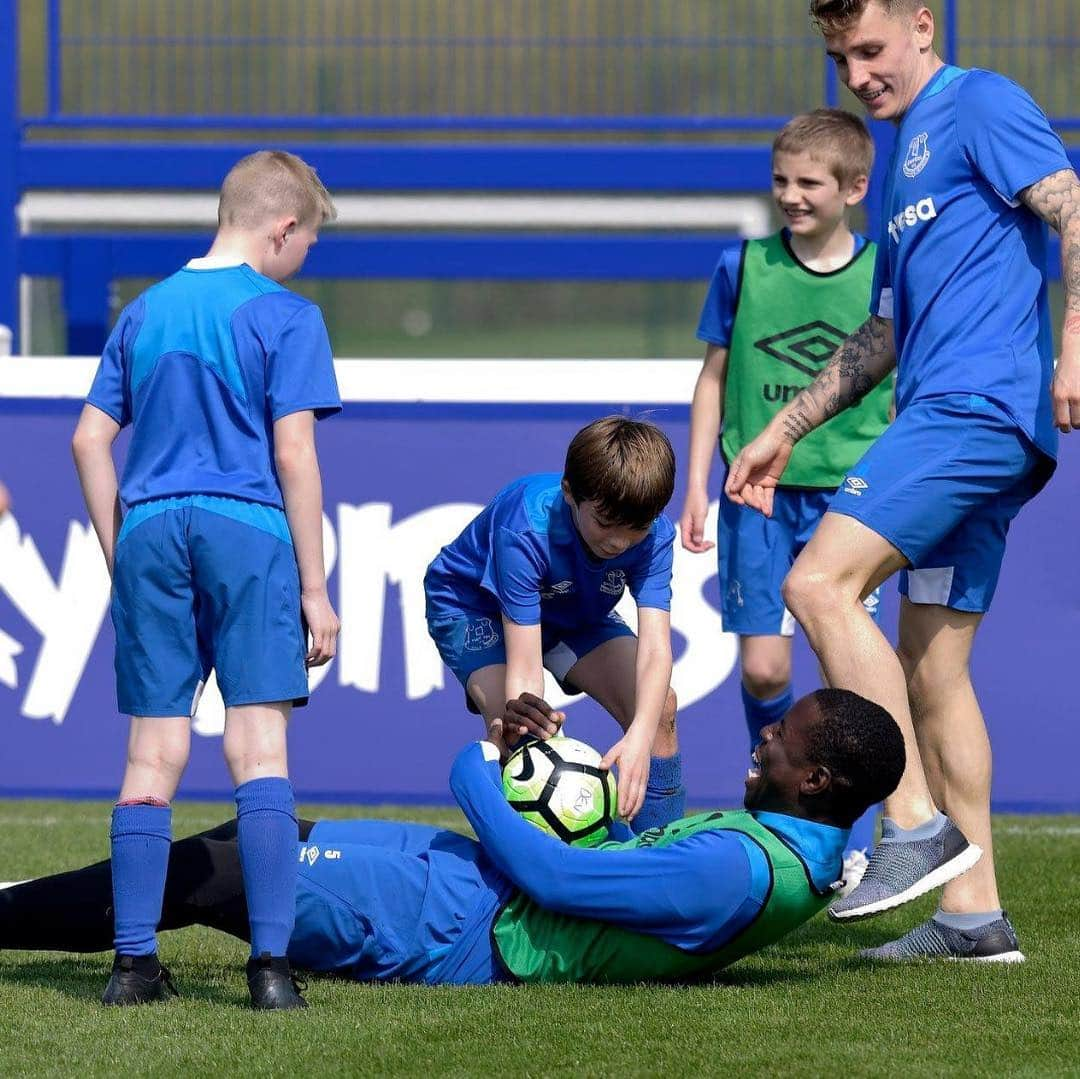 リュカ・ディニュさんのインスタグラム写真 - (リュカ・ディニュInstagram)「Amazing afternoon yesterday with @everton’s kids 😂😍🔵 #passion #football #friends #happiness」4月18日 15時22分 - lucasdigne