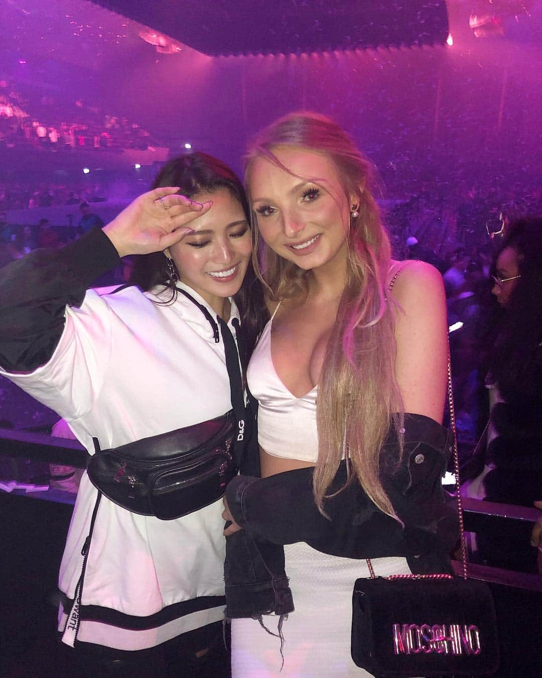 MIKAさんのインスタグラム写真 - (MIKAInstagram)「Drake concert with my favorite people, and on my actual BIRTHDAY was everythinggg!! Thank you🙏😭🥂✨✨ ストーリーもドレイクばかりでごめんなさい😭 でもね、誕生日当日に彼のツアー最終日が重なって、こんなに近くでパフォーマンスを見れて本当に最高なバースデーだったの🥺🎂 もう一昨日のことなのに、まだ興奮しています @champagnepapi 🎉 #drake #assassinationvacationtour #amsterdam #ziggodome #inmyfeelings #stage #concert」4月18日 15時37分 - cjd_mika