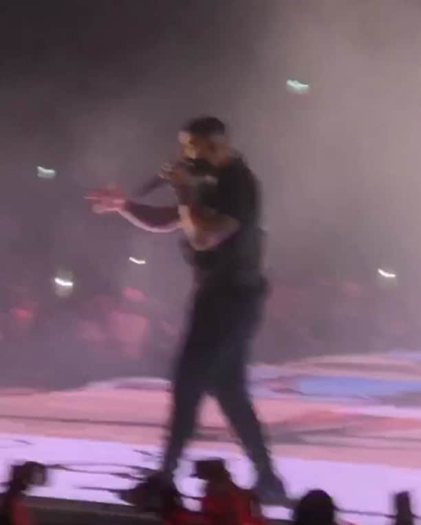 のインスタグラム：「Drake concert with my favorite people, and on my actual BIRTHDAY was everythinggg!! Thank you🙏😭🥂✨✨ ストーリーもドレイクばかりでごめんなさい😭 でもね、誕生日当日に彼のツアー最終日が重なって、こんなに近くでパフォーマンスを見れて本当に最高なバースデーだったの🥺🎂 もう一昨日のことなのに、まだ興奮しています @champagnepapi 🎉 #drake #assassinationvacationtour #amsterdam #ziggodome #inmyfeelings #stage #concert」