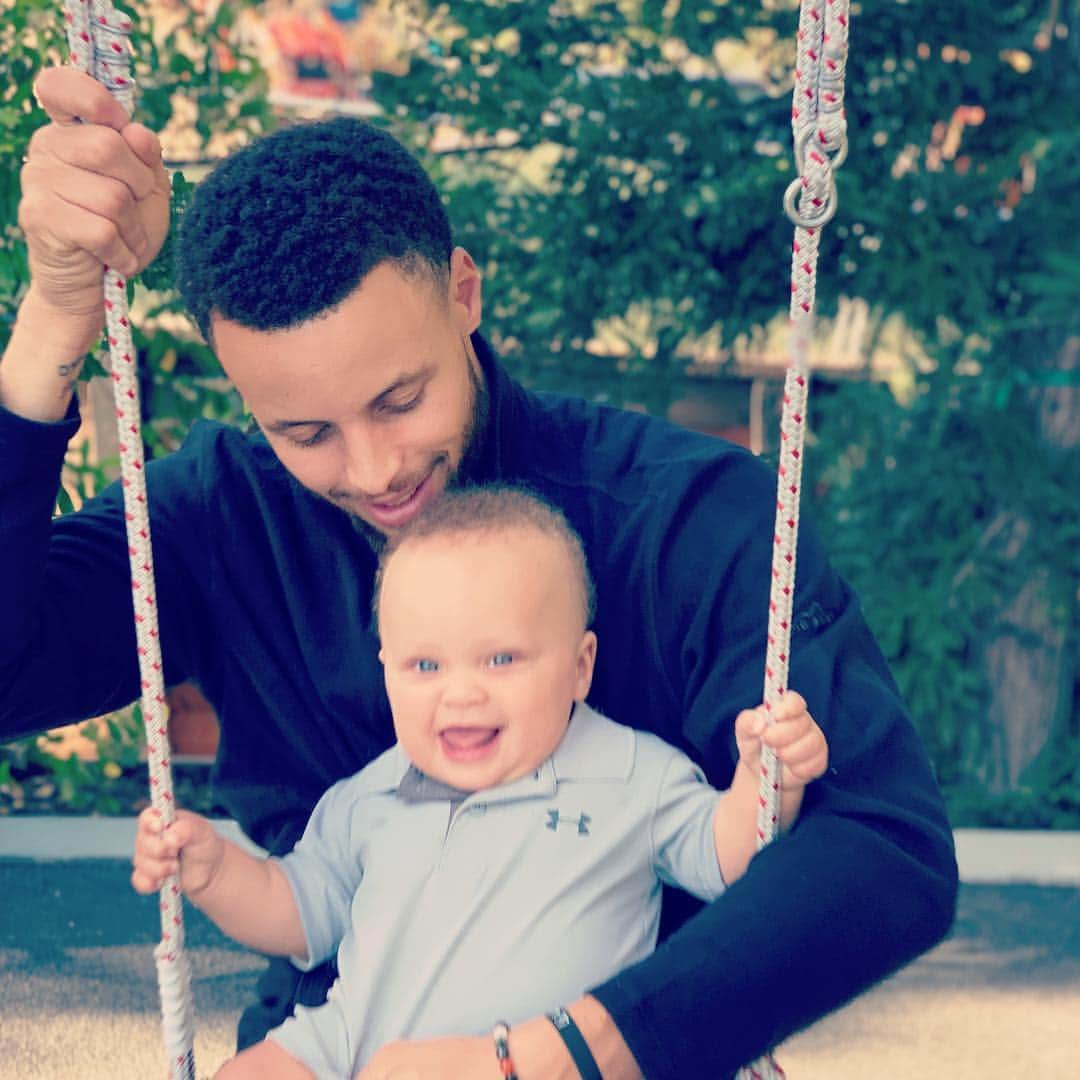 エイヨシャ・カレーさんのインスタグラム写真 - (エイヨシャ・カレーInstagram)「Look at my man and my lil man!!! @stephencurry30 you’re the best dada. Like for real. 🐺🐺」4月18日 15時39分 - ayeshacurry