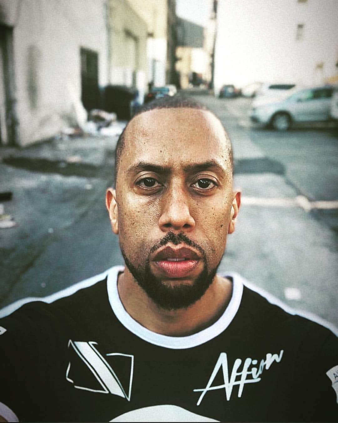 アフィオン・クロケットさんのインスタグラム写真 - (アフィオン・クロケットInstagram)「I move smoove thru the alleys of the world 🌍✊🏽🙏🏽 . . #affioncrockett #life #love #joy #peace #freedom #health #wealth #comedy #laugh #live @richuno @asseeninthefuture」4月18日 15時42分 - affioncrockett