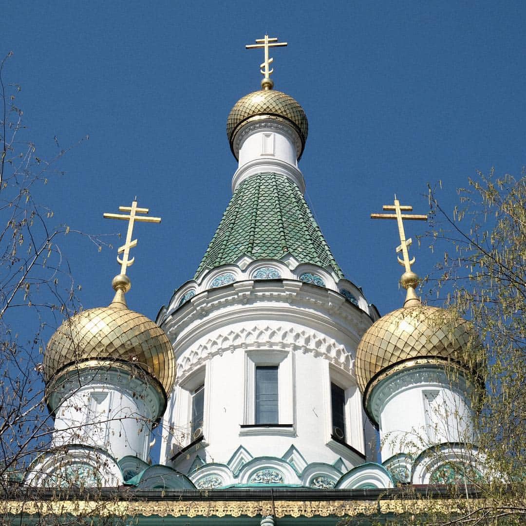 KUNIKAのインスタグラム：「Beautiful architecture with golden onion dome.  緑と白とゴールドの、絵に描いたように可愛らしい教会 気になる方は位置情報↑から飛んでぜひ建物全体も見てほしい!🌱 #bulgaria #sofia #ブルガリア #ソフィア #KunikaVoyage」