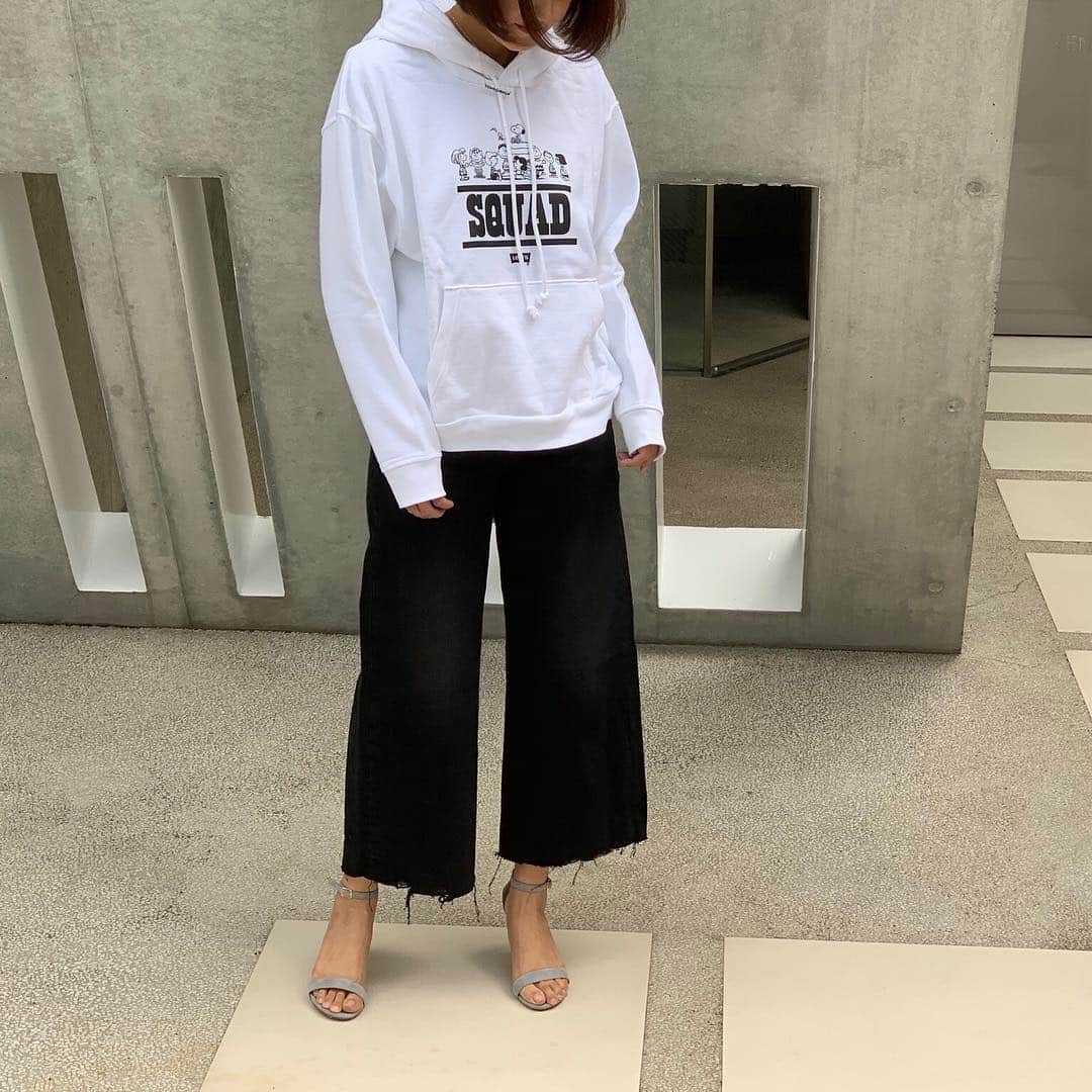 ELLE SHOP_JPさんのインスタグラム写真 - (ELLE SHOP_JPInstagram)「スヌーピーとその仲間たちが遊び心をプラスするフーディー。ワイドシルエットのブラックデニムを合わせてモノトーンに着こなしてみました。足首を見せてヒールを履けばカジュアルアイテムも女性らしい着こなしに✨ ・ @levis_japan ・ ・ #elleshop #エルショップ #ピーナッツ #peanuts #すぬーぴー #スヌーピー #スヌーピーコーデ #リーバイス #leavis #ブラックデニム #ブラックデニムパンツ #パーカー #パーカーコーデ #パーカー女子」4月18日 15時48分 - elleshop_jp