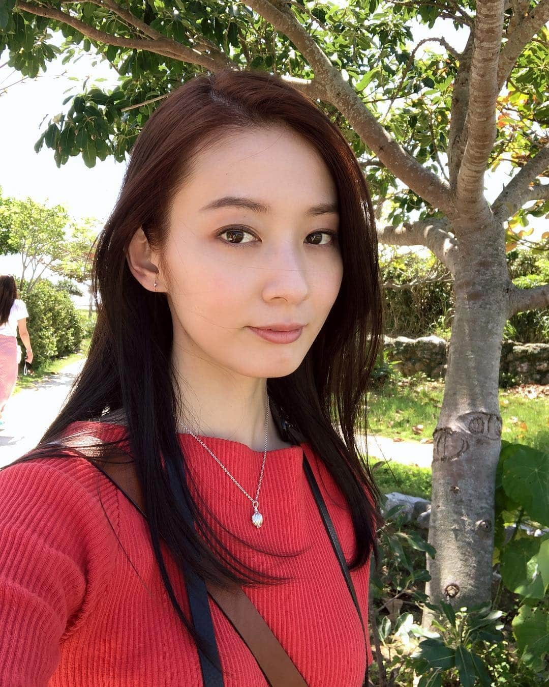 川辺優紀子さんのインスタグラム写真 - (川辺優紀子Instagram)「お気に入りのシェルネックレス✨ このペンダントトップは、パカッと開く仕様になってて作りが細かいの😍  そしてこちら現在、気温25度🤗 涼しい顔してるけど結構暑いぜぃ👍  #シルバーアクセサリー  #シェルアクセサリー #アクセサリー大好き #女子旅 #女子旅行」4月18日 15時59分 - yukiko_kawabe